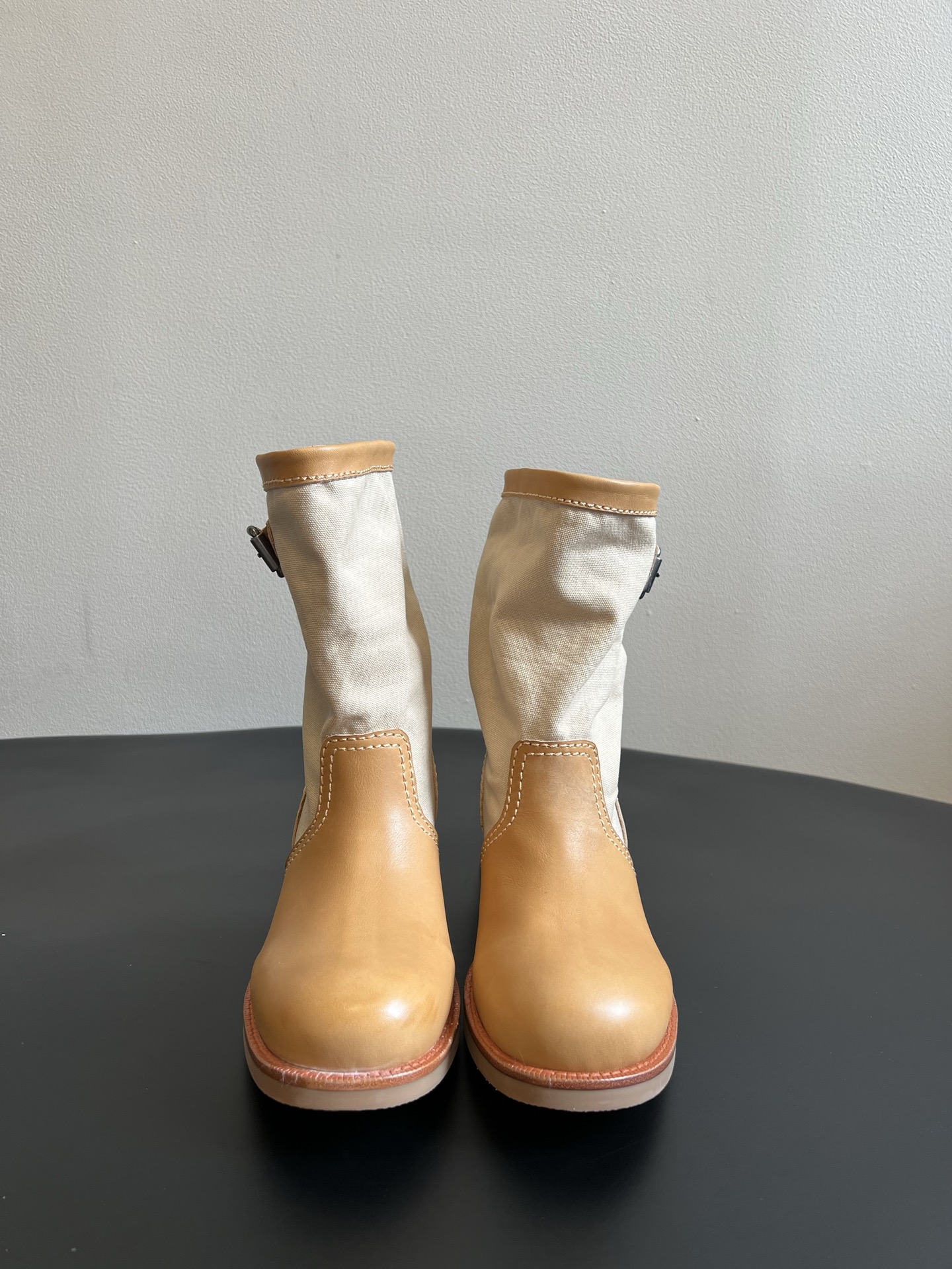 NO:815873,Top quality Prada 26ss new spring and summer heap boots // motorcycle boots. The shoe body is designed with textured fabric splicing. The neat stitching outlines the smooth lines. It is matched with the metal buckle details on the boot opening. It is simple and ingenious. There are two low saturated colors to choose from, whether it is dark brown or light khaki, both with retro filters. When paired with jeans, overalls or skirts, you can easily create a lazy and high-end atmosphere.  The low-heeled design takes into account both comfort and style. Your feet will not be tired during daily commuting or shopping. The soft upper foot experience makes your feet unburdened. The boot shape modifies the leg shape, can quietly lengthen the leg line, and is friendly to various leg types. The upper is calfskin/canvas, the lining is cowhide, and the outsole is original molded outsole size 35-41 (customized sizes 40 and 41 are not returnable)  Heel height 4cm, boots, prada, boots, skirts, jeans, cowhide19860909顶级品质 Prada 26ss春夏新款堆堆靴 //机车靴 鞋身采用质感面料拼接设计,利落的缝线勾勒出流畅线条,搭配靴口的金属扣带细节,简约中透着巧思.两种低饱和色调可选,不管是深棕还是浅卡其,都自带复古滤镜,搭配牛仔裤、工装裤或是半裙,都能轻松营造出慵懒又高级的穿搭氛围. 低跟设计兼顾了舒适度与造型感,日常通勤、逛街暴走都不会累脚,软乎乎的上脚体验让双脚毫无负担.靴型修饰腿型,能悄悄拉长腿部线条,对各种腿型都很友好. 鞋面小牛皮/帆布 内里牛皮 大底原版开模大底 size35-41码（40、41码定制不退换） 跟高4cm,靴子,prada,boots,skirts,jeans,cowhide,Women's Shoes