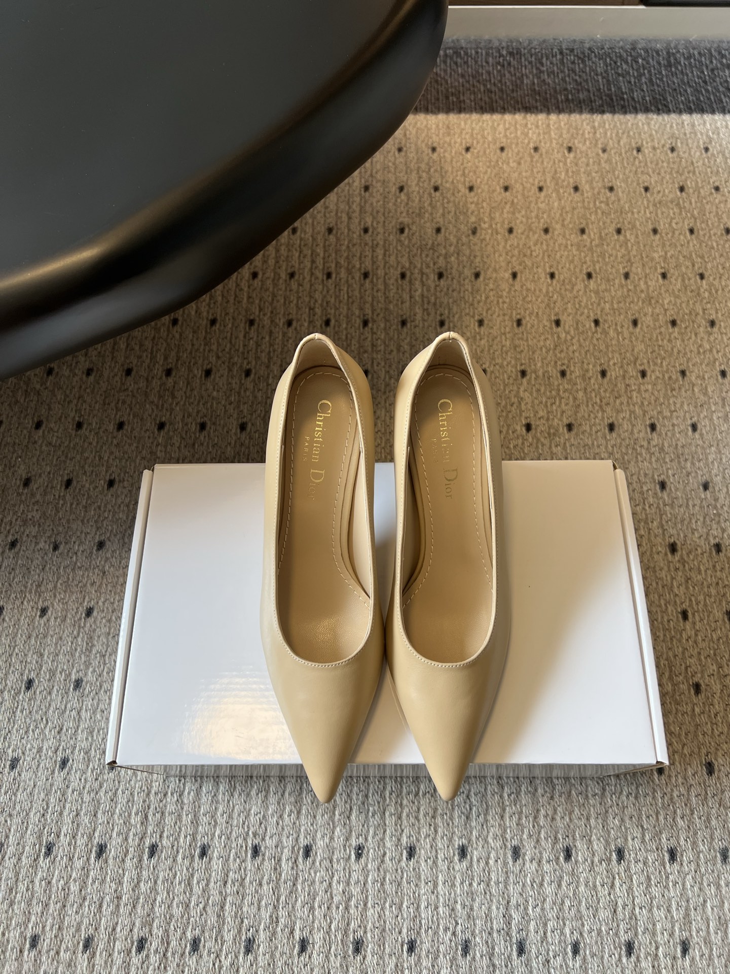 NO:815863,Top quality Dio*26SS spring and summer new pointed-toe minimalist high-heeled shoes for commuting. Pointed-toe low-heeled shoes with smart temperament are versatile styles that can be worn in the workplace and in daily life. The neat pointed-toe lines modify the foot shape and have a sense of extension, easily creating a sophisticated and capable image. The adaptability is very high, whether it is paired with a commuter suit, straight pants or a simple dress, you can easily wear it with an elegant and neat feeling. It is suitable for daily commuting, business occasions, and light gatherings. Upper cowhide leather  Sheepskin lining, Italian genuine leather outsole, sizes 35-41 (customized sizes 40 and 41 are non-refundable), heel height 8cm, high heels, dior, high heels, skirts, business suit, cowhide, sheepskin, Leather soles19860909顶级品质 Dio*26SS春夏新款尖头通勤极简高跟鞋 自带干练气质的尖头低跟鞋,是职场与日常都能hold住的百搭款.利落的尖头线条修饰脚型,自带延伸感,轻松打造精致干练的形象. 搭配上适配度超高,不管是搭配通勤西装、直筒裤还是简约连衣裙,都能轻松穿出优雅又利落的感觉,日常通勤、商务场合、轻聚会都能适配. 鞋面牛皮 内里羊皮 大底意大利真皮大底 size35-41码（40、41码定制不退换） 跟高8cm,高跟鞋,dior,high heels,skirts,business suit,cowhide,sheepskin,Leather soles,Women's Shoes