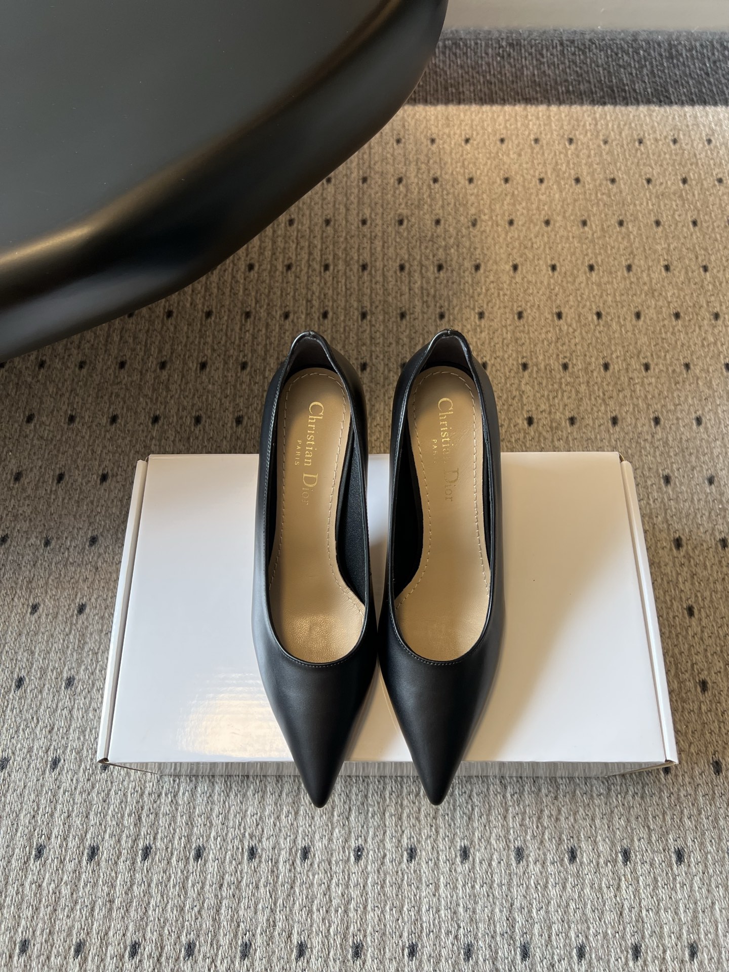 NO:814614,Purchasing-grade Dior 26ss spring and summer new pointed-toe minimalist high-heeled shoes for commuting. Pointed-toe low-heeled shoes with a sophisticated temperament. They are versatile styles that can be worn in the workplace and in daily life. The neat pointed-toe lines modify the foot shape and have a sense of extension, easily creating a sophisticated and capable image. The adaptability is very high. Whether it is paired with a commuter suit, straight pants or a simple dress, it can be easily worn with an elegant and neat feeling. It can be suitable for daily commuting, business occasions, and light gatherings.  Upper cowhide, lining sheepskin, outsole Italian genuine leather outsole size 35-41 (customized sizes 40 and 41 are not returnable) Heel height 8cm, high heels, dior, high heels, skirts, business suit, cowhide, sheepskin, Leather soles19860909代购级 Dior 26ss春夏新款尖头通勤极简高跟鞋 自带干练气质的尖头低跟鞋,是职场与日常都能hold住的百搭款.利落的尖头线条修饰脚型,自带延伸感,轻松打造精致干练的形象. 搭配上适配度超高,不管是搭配通勤西装、直筒裤还是简约连衣裙,都能轻松穿出优雅又利落的感觉,日常通勤、商务场合、轻聚会都能适配. 鞋面牛皮 内里羊皮 大底意大利真皮大底 size35-41码（40、41码定制不退换） 跟高8cm,高跟鞋,dior,high heels,skirts,business suit,cowhide,sheepskin,Leather soles,Women's Shoes