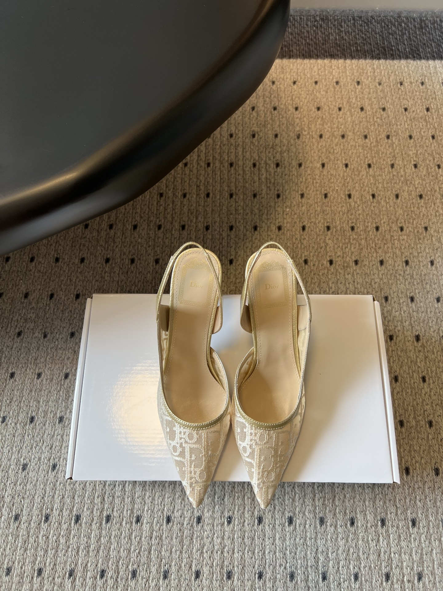 NO:815860,Top quality Dio*26SS spring and summer new presbyopic pointed toe back sandals. The pointed toe back sandals with their own elegant atmosphere are the temperament in the shoe cabinet. The neat pointed toe design modifies the foot shape, the lines are smooth and advanced, and it has a sense of exquisite atmosphere. The adaptability is very high, whether it is paired with a commuting suit, a dress or a simple trousers, you can easily wear it with an elegant and fashionable feeling, and can be held in daily commuting, dating parties, and light business occasions.  The foot feels comfortable and does not scratch the feet. The back design is easy to put on and take off. It will not tire your feet after wearing it for a long time. The comfort is straight away. The presbyopia elements of the shoe body are low-key and recognizable, and the details reveal a high-end texture. Embroidered upper/sheepskin, sheepskin lining, outsole, Italian leather outsole, size 35-41 (customized sizes 40 and 41 are not returnable), heel height 8cm, high heels, dior, sandals, high  heels,skirts,sheepskin,Leather soles19860909顶级品质 Dio*26SS春夏新款老花尖头后空凉鞋 自带优雅氛围感的尖头后空凉鞋,是鞋柜里的气质担当.利落的尖头设计修饰脚型,线条流畅又高级,自带精致氛围感.搭配上适配度超高,不管是搭配通勤套装、连衣裙还是简约裤装,都能轻松穿出优雅又时髦的感觉,日常通勤、约会聚会、轻商务场合都能hold住. 脚感舒适不磨脚,后空设计穿脱方便,久穿也不会累脚,舒适感直接拉满.鞋身的老花元素低调又有辨识度,细节处透着高级质感. 鞋面刺绣鞋面/羊皮 内里羊皮 大底意大利真皮大底 size35-41码（40、41码定制不退换） 跟高8cm,高跟鞋,dior,sandals,high heels,skirts,sheepskin,Leather soles,Women's Shoes