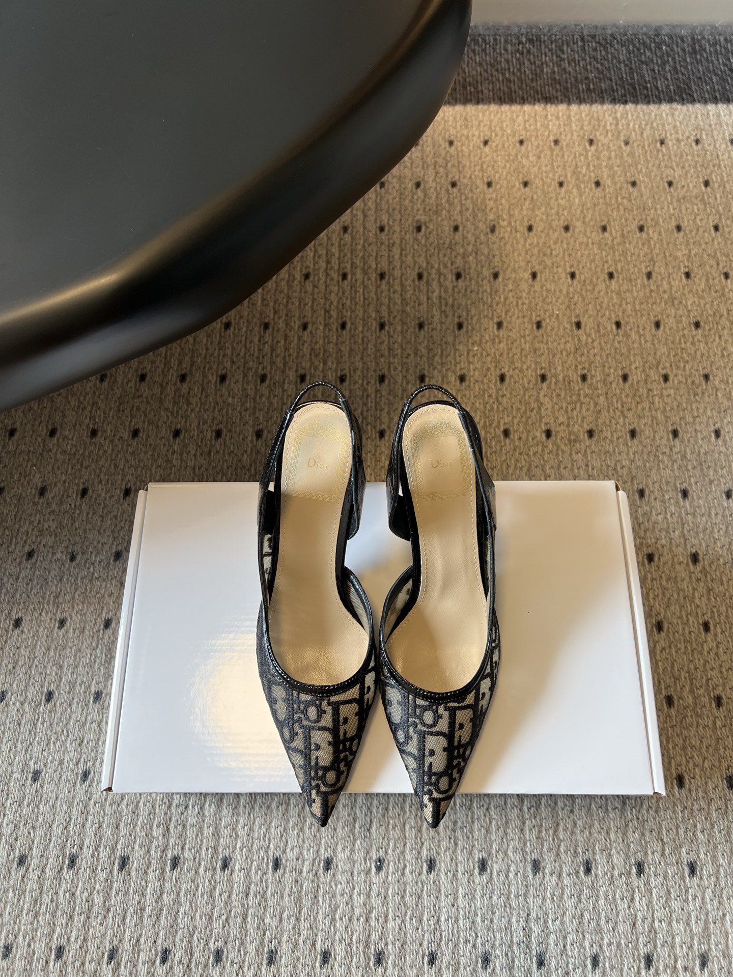 NO:818952,Dio*26SS spring and summer new presbyopic pointed toe back sandals. The pointed toe back sandals have an elegant atmosphere and are the temperament in the shoe cabinet. The neat pointed toe design modifies the foot shape, the lines are smooth and advanced, and it has a sense of exquisite atmosphere. It is highly suitable for matching. Whether it is paired with a commuting suit, dress or simple trousers, you can easily wear it with an elegant and fashionable feeling. It can be held in daily commuting, dating parties, and light business occasions.  The foot feels comfortable and does not grind the feet. The back design is easy to put on and take off, and the feet will not be tired after long-term wear. The comfort is straight away. The presbyopia elements of the shoe body are low-key and recognizable, and the details reveal a high-end texture. Embroidered upper/sheepskin, sheepskin lining, Italian genuine leather outsole, size 35-41 (customized sizes 40 and 41 are not returnable), heel height 8cm, high-heeled sandals, dior, sandals, high  heels,skirts,sheepskin,Leather soles19860909Dio*26SS春夏新款老花尖头后空凉鞋 自带优雅氛围感的尖头后空凉鞋,是鞋柜里的气质担当.利落的尖头设计修饰脚型,线条流畅又高级,自带精致氛围感.搭配上适配度超高,不管是搭配通勤套装、连衣裙还是简约裤装,都能轻松穿出优雅又时髦的感觉,日常通勤、约会聚会、轻商务场合都能hold住. 脚感舒适不磨脚,后空设计穿脱方便,久穿也不会累脚,舒适感直接拉满.鞋身的老花元素低调又有辨识度,细节处透着高级质感. 鞋面刺绣鞋面/羊皮 内里羊皮 大底意大利真皮大底 size35-41码（40、41码定制不退换） 跟高8cm,高跟鞋凉鞋,dior,sandals,high heels,skirts,sheepskin,Leather soles,Women's Shoes