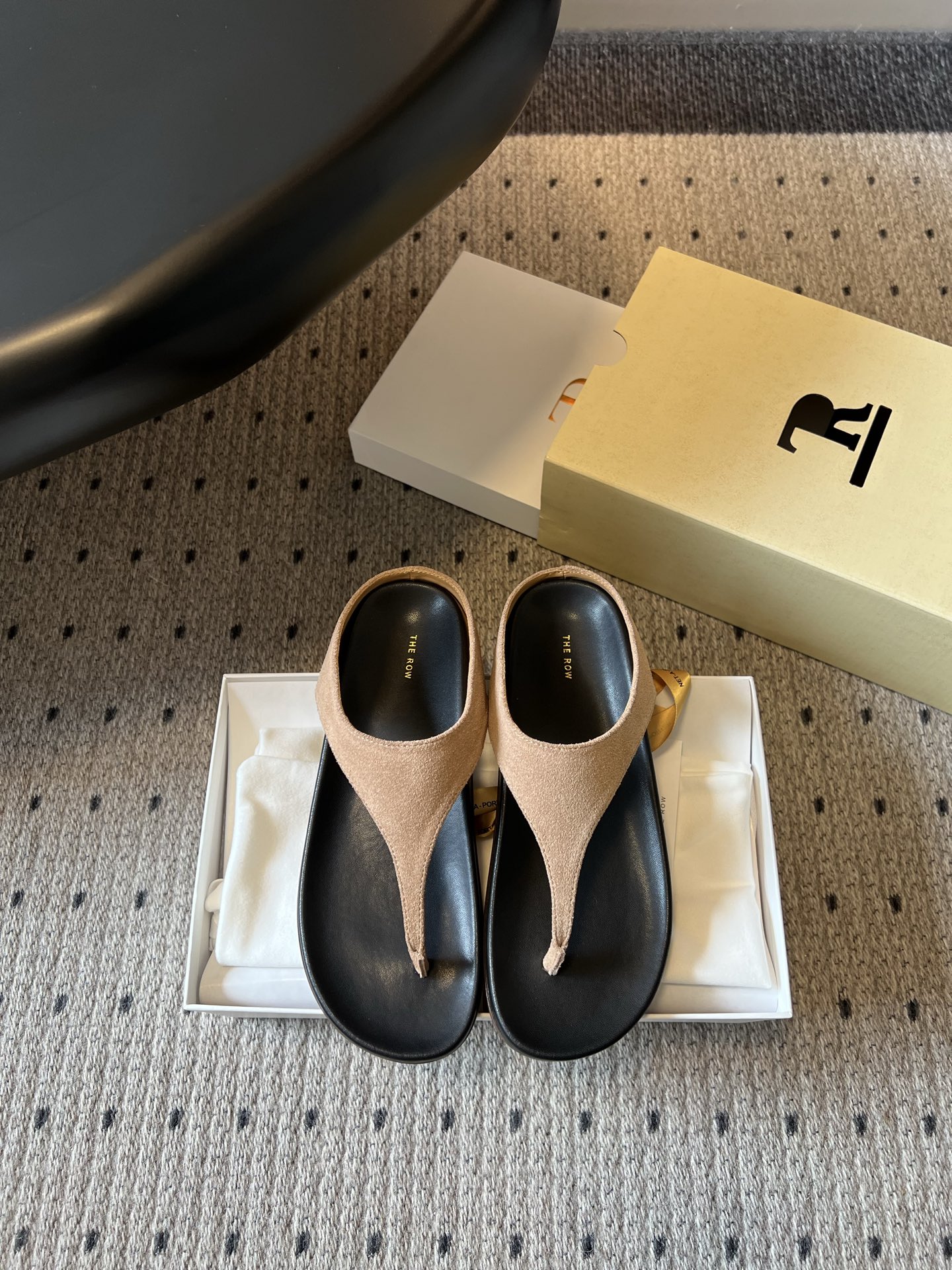 NO:815865,Made in Guangzhou, The Ro*26ss spring and summer new flip-flop flat mules are simple and neat flip-flop mules, with a relaxed and lazy high-end feel. The basic herringbone foot design has clean lines and a shoe body without unnecessary decoration, which is low-key and textured. Whether it is commuting wear or casual wear, it can be easily adapted to create an effortless fashion sense.  The feet feel soft, and the flat-soled design puts no burden on the feet, and the feet will not be tired after walking for a long time. Whether it is daily going out or short-distance travel, it can bring a comfortable experience to the feet. The upper is imported fetal cow wool, the lining is mixed sheepskin, the original open-molded outsole, size 35-40 (40 size customization is not returnable), split-toe shoes, sheepskin19860909莞产 The Ro*26ss春夏新款人字拖平底穆勒鞋 简约利落的人字拖穆勒款,自带松弛慵懒的高级感.基础的人字夹脚设计,线条干净利落,搭配无多余装饰的鞋身,低调又有质感.无论是通勤装还是休闲穿搭,都能轻松适配,打造毫不费力的时髦感. 脚感软乎乎的,平底设计上脚零负担,久走也不会累脚.不管是日常出门还是短途出行,都能给双脚带来舒适体验. 鞋面进口胎牛绒 内里混种羊皮 大底原版开模大底 size35-40码（40码定制不退换）,分趾鞋,sheepskin,Women's Shoes
