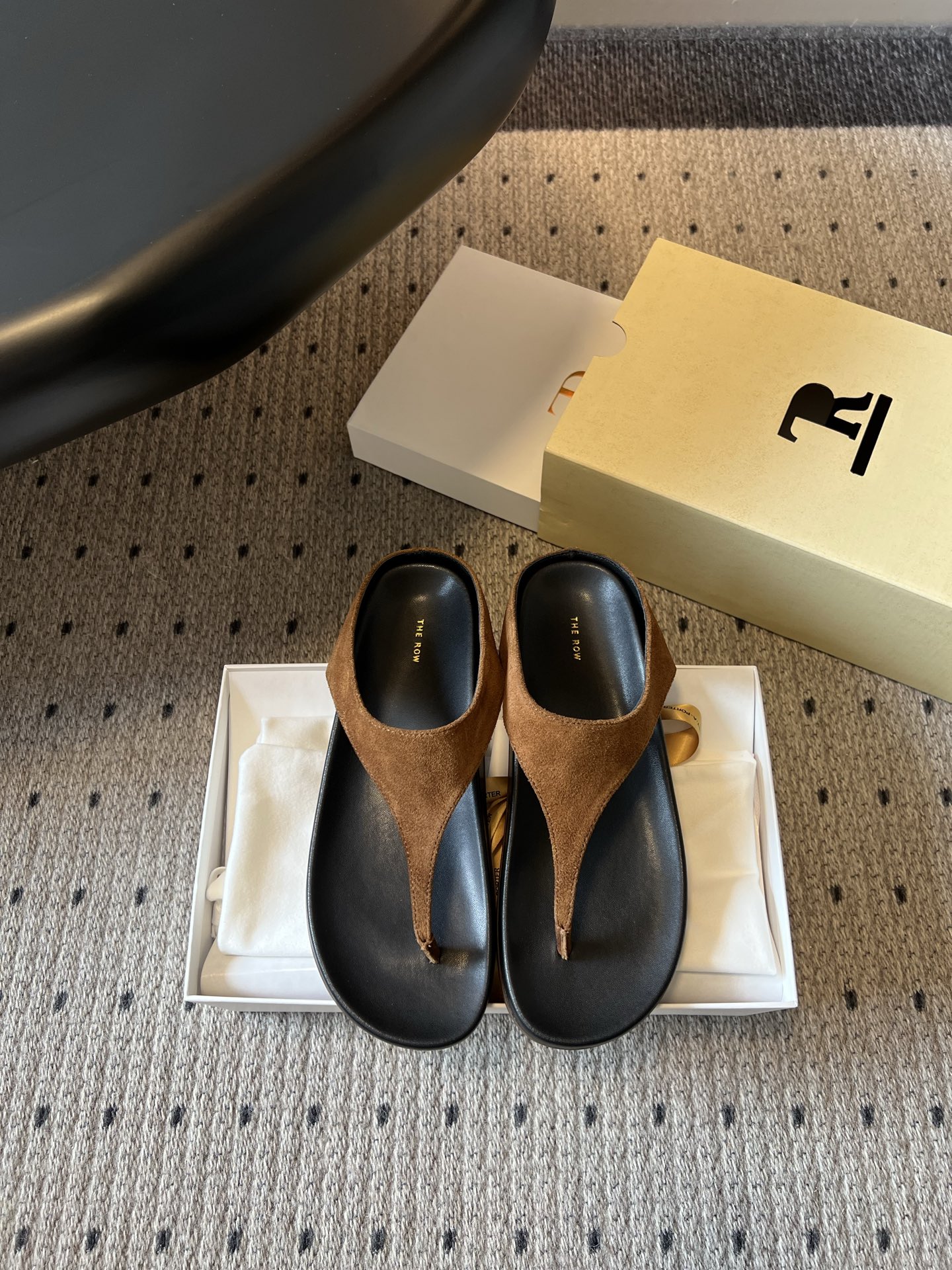 NO:818976,Purchasing agent grade, Dongguan-made high-quality The Ro*26ss spring and summer new flip-flop flat mules. Simple and neat flip-flop mules, with a relaxed and lazy high-end feel. The basic herringbone foot design, clean lines, and the shoe body without unnecessary decoration, low-key and textured. Whether it is for commuting or casual wear, it can be easily adapted to create an effortless fashion sense.  The feet feel soft, and the flat-soled design puts no burden on the feet, and the feet will not be tired after walking for a long time. Whether it is daily going out or short-distance travel, it can bring a comfortable experience to the feet. The upper is imported fetal cow wool, the lining is mixed sheepskin, the original open-molded outsole, size 35-40 (40 size customization is not returnable), split-toe shoes, sheepskin19860909代购级 莞产高品质 The Ro*26ss春夏新款人字拖平底穆勒鞋 简约利落的人字拖穆勒款,自带松弛慵懒的高级感.基础的人字夹脚设计,线条干净利落,搭配无多余装饰的鞋身,低调又有质感.无论是通勤装还是休闲穿搭,都能轻松适配,打造毫不费力的时髦感. 脚感软乎乎的,平底设计上脚零负担,久走也不会累脚.不管是日常出门还是短途出行,都能给双脚带来舒适体验. 鞋面进口胎牛绒 内里混种羊皮 大底原版开模大底 size35-40码（40码定制不退换）,分趾鞋,sheepskin,Women's Shoes