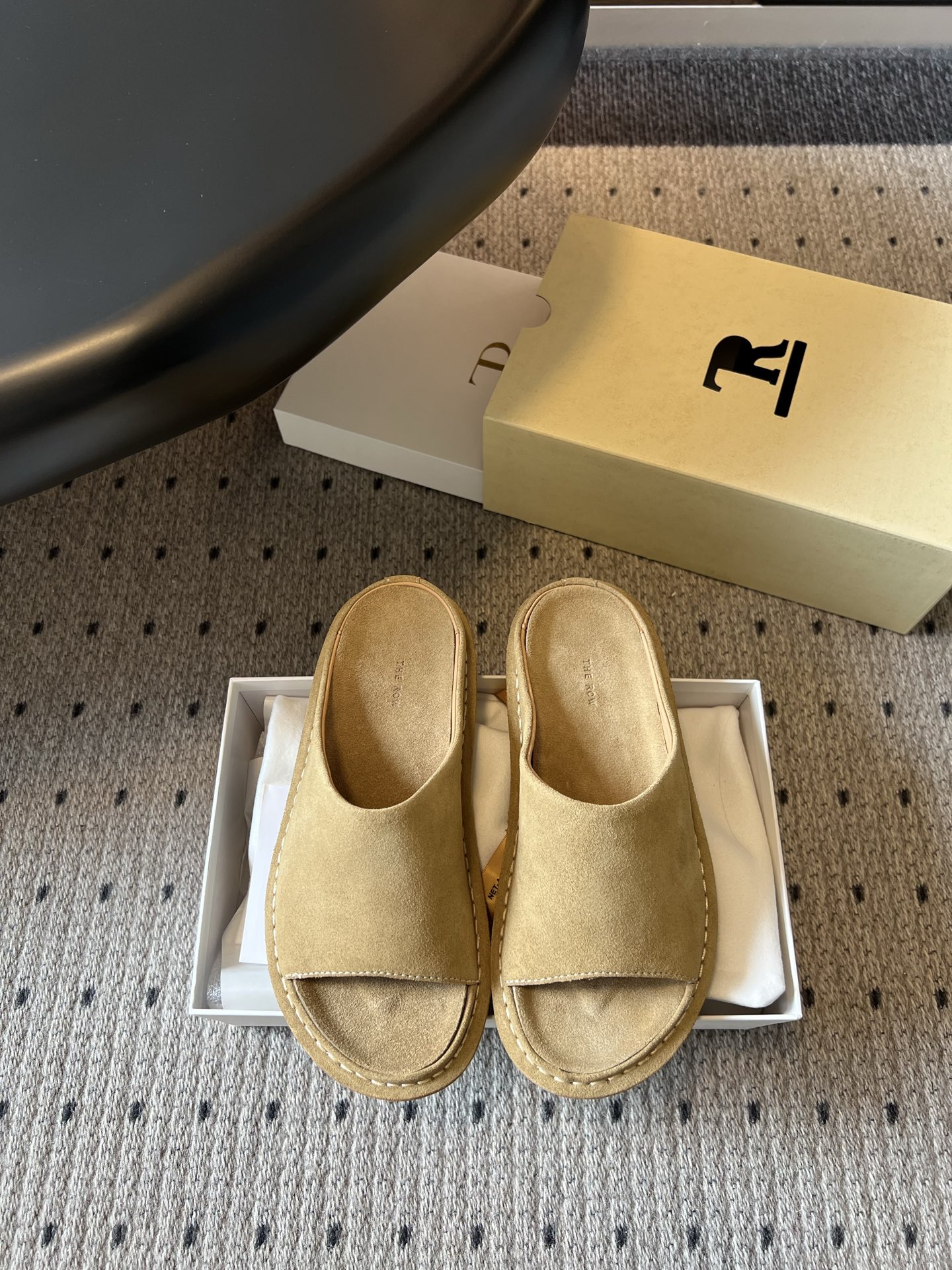 NO:818970,Purchasing agent grade, Dongguan-made high-quality The Ro*26ss new spring and summer suede flip-flops. This suede flip-flop takes minimalist design as the core highlight. The neat shoe shape is matched with the delicate suede texture. It has a relaxed and high-end atmosphere. There are no unnecessary decorations, but it can easily wear a low-key texture style.  The lines of the shoe body are smooth and soft, and the shape that fits the foot and the soft insole make the upper foot comfortable and wrapped, and there is no pressure or tiredness when walking. It can be easily adapted whether it is daily going out, leisure at home or short trips. The upper is made of imported cowhide and the lining is water-dyed cowhide. The original open-molded outsole size 35-41 (customized sizes 40 and 41 are not returnable), slippers, slippers, cowhide, chamois leather19860909代购级 莞产高品质 The Ro*26ss春夏新款麂皮一字拖鞋 这款麂皮一字拖,以极简设计为核心亮点,利落的鞋型搭配细腻的麂皮质感,自带松弛高级氛围,没有多余装饰,却能轻松穿出低调的质感格调. 鞋身线条流畅柔和,贴合脚面的版型加上松软的内底,上脚舒适又包裹,行走时无压不累脚,无论是日常出门、居家休闲还是短途出行,都能轻松适配. 鞋面进口胎牛绒 内里水染牛皮 大底原版开模大底 size35-41码（40、41码定制不退换）,拖鞋,slippers,cowhide,chamois leather,Women's Shoes