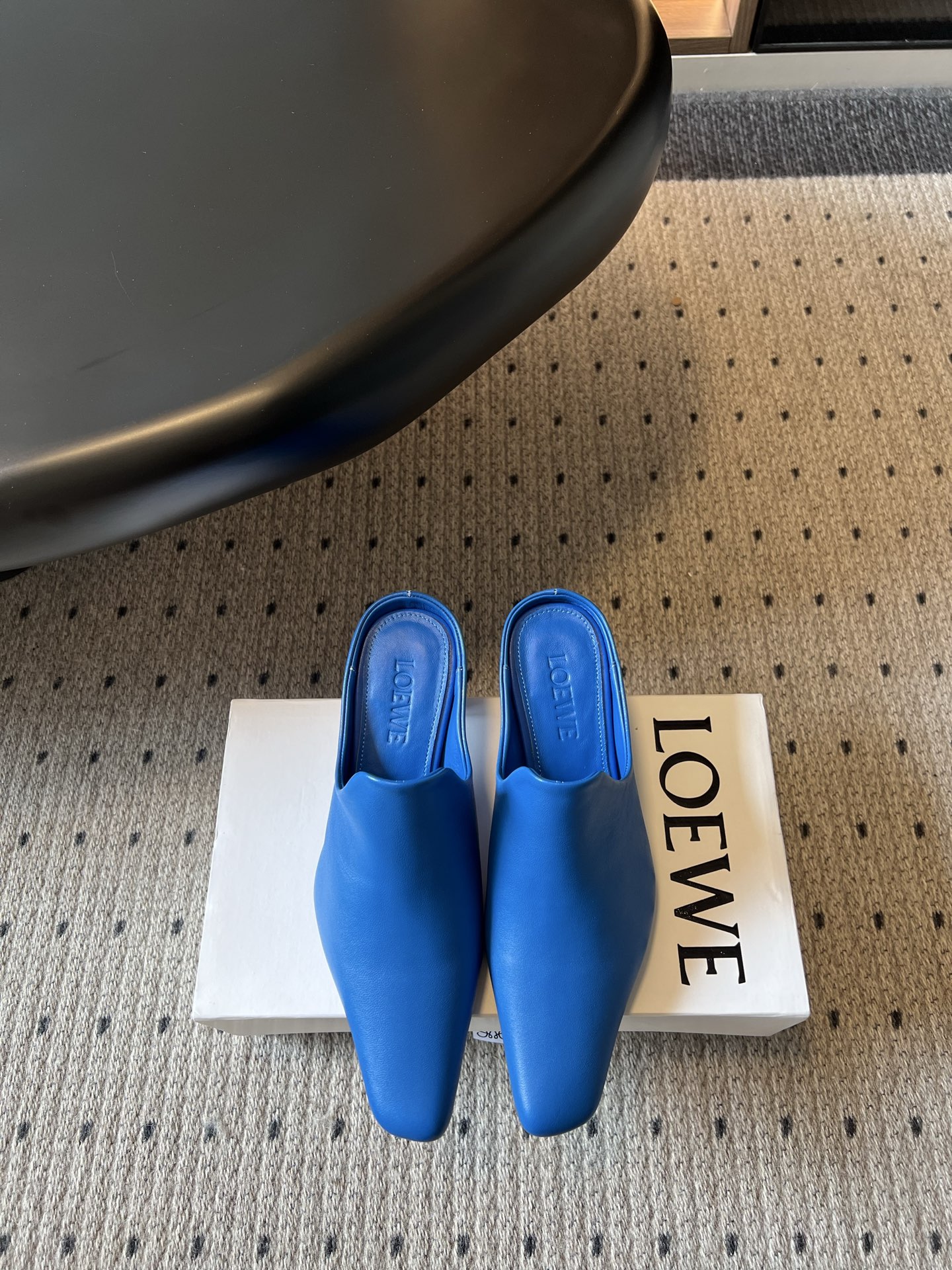 NO:815866,Top quality LOEW*26ss new spring and summer square toe Mule half-trails. Lazy and high-end commuter lazy shoes that can be worn effortlessly in a high-end style. The design adopts a neat square toe cut, simple and smooth lines, with a low-key texture, and a variety of colors to suit different styles. It can not only hold the sophistication of the workplace, but also adapt to the daily relaxed style.  It is versatile in matching, and can be easily matched with suit pants, straight pants, skirts, and dresses. Whether commuting to work, shopping in stores, or short trips, one pair can complete the look of all scenes. Cowhide upper, sheepskin lining, genuine leather outsole, size 35-41 (customized sizes 40 and 41 are non-refundable), heel height 5.5cm, semi-high heels, loewe, high heels, skirts, business  suit,cowhide,sheepskin,leather soles19860909顶级品质 LOEW*26ss春夏新款方头穆勒半拖 慵懒与高级感并存的通勤懒人鞋款,一脚蹬就能穿出毫不费力的高级格调.设计上采用利落的方头剪裁,线条简约流畅,自带低调的质感,多种配色适配不同风格,既能hold住职场的干练,也能适配日常的松弛造型. 搭配上堪称万能,配西装裤、直筒裤、半身裙、连衣裙都能轻松驾驭,不管是上班通勤、出街探店还是短途出游,一双就能搞定全场景造型. 鞋面牛皮 内里羊皮 大底真皮大底 size35-41码（40、41码定制不退换） 跟高5.5cm,半拖高跟鞋,loewe,high heels,skirts,business suit,cowhide,sheepskin,Leather soles,Women's Shoes