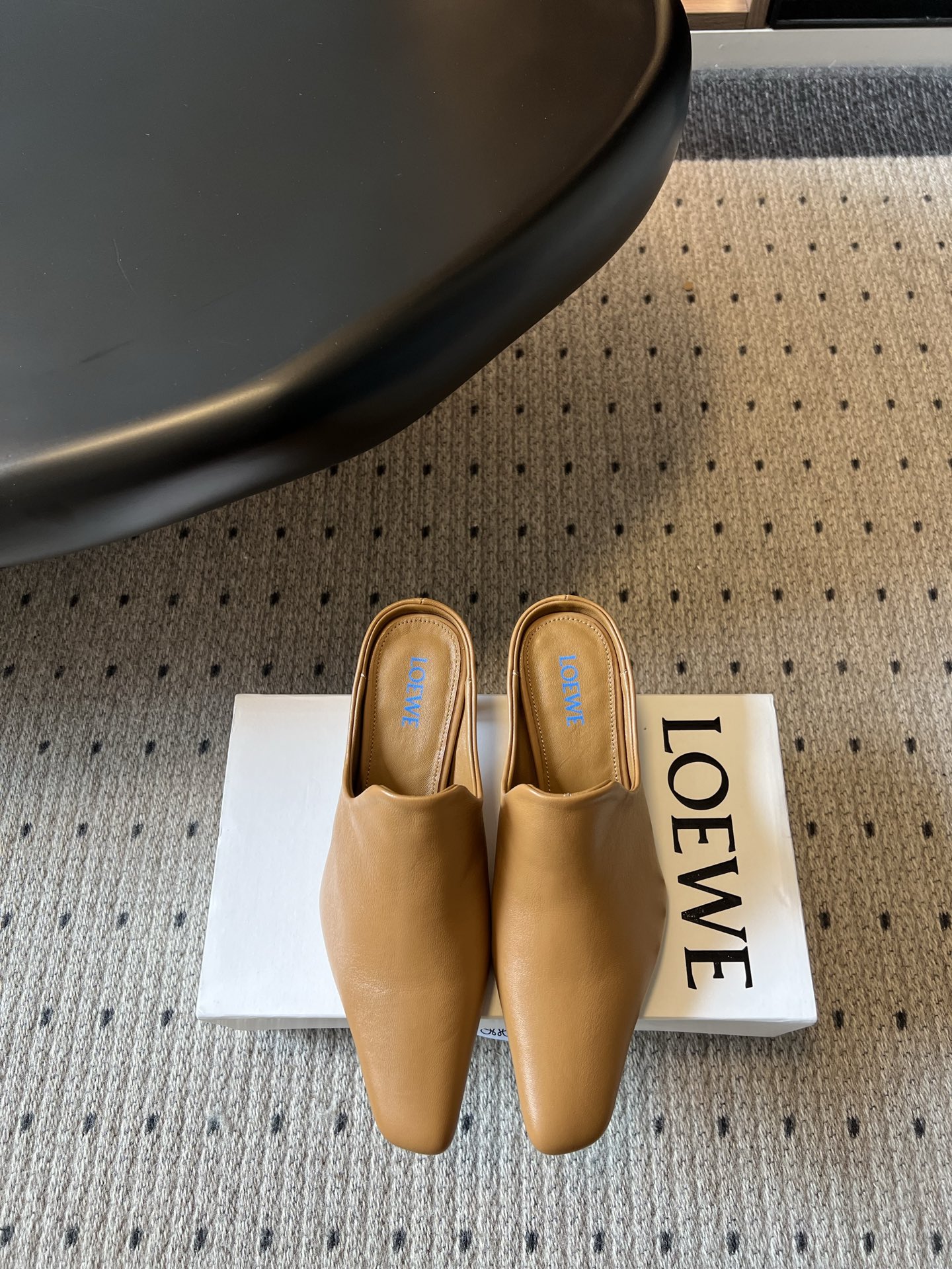 NO:819605,LOEW*26ss new spring and summer square-toe Mule half-trails are lazy commuter shoes that coexist with a sense of laziness and high-end. You can wear it effortlessly with a high-end style. The design adopts a neat square-toe cut, with simple and smooth lines, and a low-key texture. A variety of colors are suitable for different styles. It can not only hold the sophistication of the workplace, but also adapt to the daily relaxed style.  It is versatile in matching, and can be easily matched with suit pants, straight pants, skirts, and dresses. Whether commuting to work, shopping in stores, or short trips, one pair can complete the look of all scenes. Cowhide upper, sheepskin lining, genuine leather outsole, size 35-41 (customized sizes 40 and 41 are non-refundable), heel height 5.5cm, semi-high heels, loewe, high heels, skirts, business  suit,cowhide,sheepskin,leather soles19860909LOEW*26ss春夏新款方头穆勒半拖 慵懒与高级感并存的通勤懒人鞋款,一脚蹬就能穿出毫不费力的高级格调.设计上采用利落的方头剪裁,线条简约流畅,自带低调的质感,多种配色适配不同风格,既能hold住职场的干练,也能适配日常的松弛造型. 搭配上堪称万能,配西装裤、直筒裤、半身裙、连衣裙都能轻松驾驭,不管是上班通勤、出街探店还是短途出游,一双就能搞定全场景造型. 鞋面牛皮 内里羊皮 大底真皮大底 size35-41码（40、41码定制不退换） 跟高5.5cm,半拖高跟鞋,loewe,high heels,skirts,business suit,cowhide,sheepskin,Leather soles,Women's Shoes
