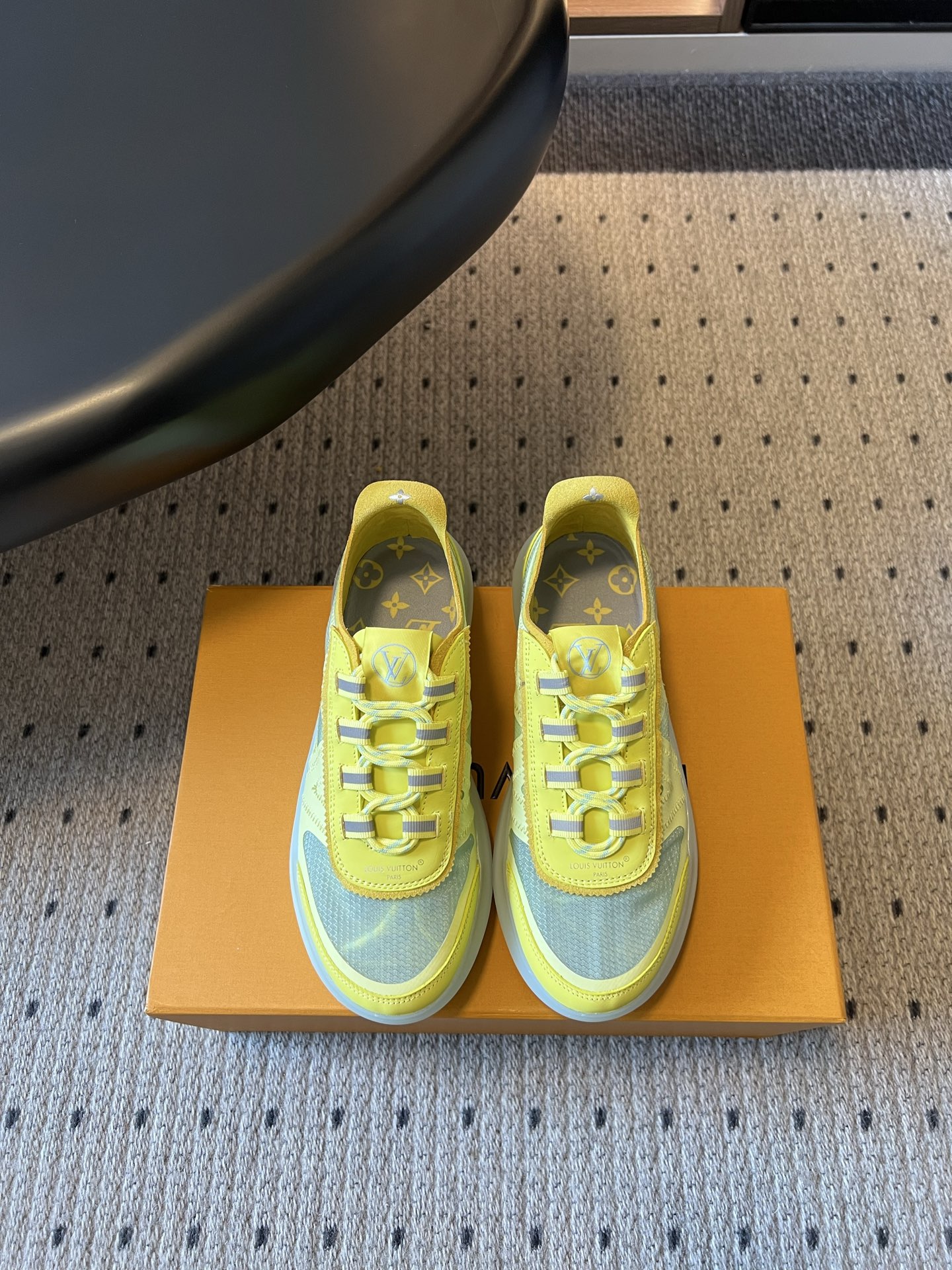 NO:818984,Louis Vuitto* LV26ss new summer mesh breathable splicing casual sneakers. This pair of mesh spliced casual sneakers is a summer treasure with its own refreshing atmosphere. It is easy to maintain a casual and fashionable relaxed temperament. The shoe body is designed with mesh splicing, which is light, breathable and not stuffy on the feet. The iconic pattern inside the shoe is low-key and delicate, with contrasting lines and brand logos, which balances the sense of vitality and sophistication just right.  The matching fit is super high, jeans can be worn for a casual street feel, sweatpants are suitable for casual style, and dresses can also create sweet and cool sparks, which are very suitable for daily commuting, shopping or traveling. Original customized upper, imported breathable mesh lining, original molded outsole, size 35-40 (customized size 40 is non-refundable), heel height 4cm, casual shoes/sports shoes, louis vuitton, louis  vuitton,sneakers,skirts,jeans19860909Louis Vuitto* LV26ss夏季新款网纱透气拼接休闲运动鞋 这双网纱拼接休闲板鞋,是自带清爽氛围感的夏日宝藏款,轻松拿捏随性又时髦的松弛气质.鞋身采用网纱拼接设计,轻盈透气不闷脚,鞋内的标志性图案低调又精致,搭配撞色线条和品牌标识,把活力感和精致感平衡得恰到好处. 搭配上适配度超高,牛仔裤能穿出随性街头感,运动裤适配休闲风,连衣裙也能碰撞出甜酷的火花,日常通勤、逛街或者出游都很合适. 鞋面原版定制鞋面 内里进口透气网 大底原版开模大底 size35-40码（40码定制不退换） 跟高4cm,休闲鞋/运动鞋,louis vuitton,louis vuitton,sneakers,skirts,jeans,Women's Shoes