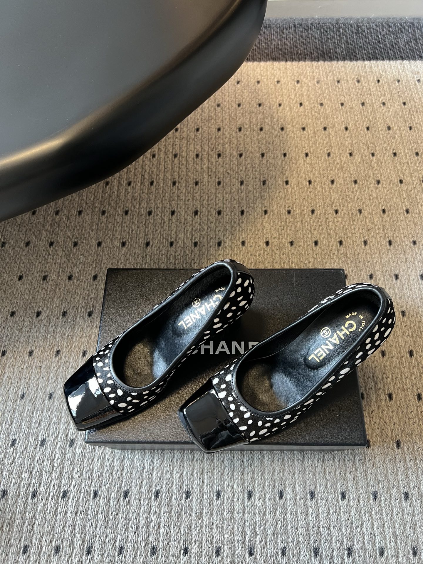 Женские туфли с квадратным носком и принтом в горошек Chanel