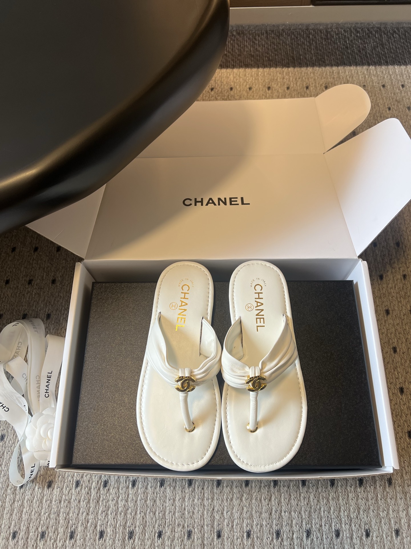 NO:815870,Top-quality CHANE*26ss new summer double-c flip-flops. This pair of flip-flops has a classic fragrance atmosphere and is a lazy shoe that can last all summer. The twist design of the shoe body has a gentle and relaxed feeling, and the metal buckle is the finishing touch, which adds a low-key sense of sophistication. It is not picky at all when paired with jeans, which can be worn with a casual street feel, dresses can be suitable for gentle holiday styles, and shorts and wide-leg pants can also be easily held.  It is a pair of summer essentials that can take into account both appearance and practicality. It has a relaxed and noble atmosphere that is easy to handle. Mixed sheepskin upper, sheepskin lining, original molded outsole, sizes 35-41 (customized sizes 40 and 41 are non-refundable), split-toe shoes, chanel, skirts, shorts, jeans, sheepskin19860909顶级品质 CHANE*26ss夏季新款双c人字拖 这双人字拖,自带经典香氛氛围感,是能承包整个夏天的懒人鞋款.鞋身的扭结设计,自带温柔松弛感,金属扣作为点睛之笔,把低调的精致感拉满. 搭配上完全不挑风格,牛仔裤能穿出随性街头感,连衣裙又能适配温柔度假风,短裤和阔腿裤也都能轻松hold住. 是一双能兼顾颜值和实用性的夏日刚需款,轻松拿捏松弛又贵气的氛围感. 鞋面混种羊皮 内里羊皮 大底原版开模大底 size35-41码（40、41码定制不退换）,分趾鞋,chanel,skirts,shorts,jeans,sheepskin,Women's Shoes