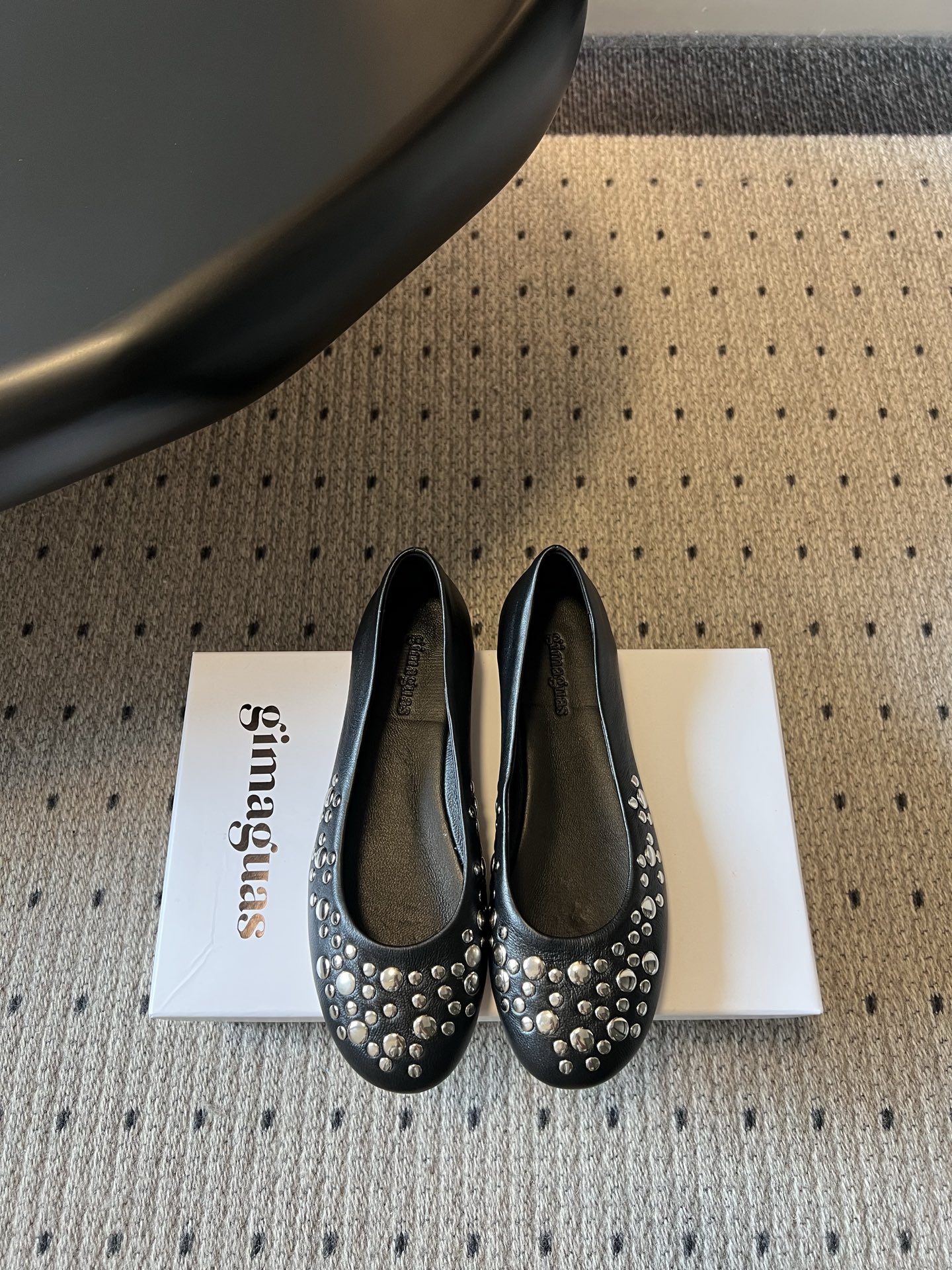 NO:817573,Gimagua*26ss new summer rivet flat shoes. These rivet flat shoes are based on a simple shoe shape. The metal rivets scattered throughout the shoe inject just the right cool aura into the whole, breaking the boring feeling of the basic model, and bringing a casual and eye-catching effect.  The neat flat shoe shape fits the curve of the foot, and there is no pressure or fatigue when walking. Whether it is daily shopping or light commuting, it can be easily adapted and worn for a long time without any burden. Sheepskin upper, sheepskin lining, Italian genuine leather outsole, size 35-40 (40 size customization is non-returnable), ballet shoes, flats, sheepskin, Leather soles19860909Gimagua*26ss夏季新款铆钉平底单鞋 这款铆钉平底鞋,以简约鞋型为基底,鞋身错落点缀的金属铆钉,为整体注入了恰到好处的酷飒气场,打破了基础款的沉闷感,自带随性又亮眼的吸睛效果. 利落的平底鞋型贴合脚型曲线,行走时无压不累脚,不管是日常出门逛街还是轻通勤场景,都能轻松适配,长时间穿着也毫无负担. 鞋面羊皮 内里羊皮 大底意大利真皮大底 size35-40码（40码定制不退换）,芭蕾舞鞋,flats,sheepskin,Leather soles,Women's Shoes