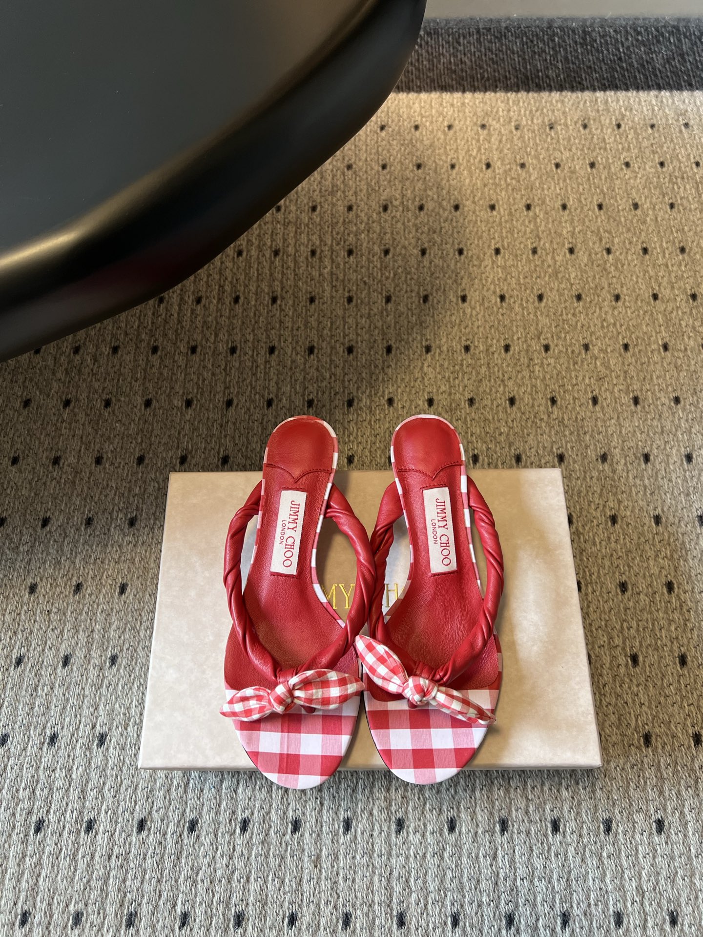NO:817578,Jimmy Cho*'s new summer twist flip-flop sandals. This twist-flat flip-flops sandal features an exquisite twist design as its core feature, giving it a lazy and fashionable vacation vibe. The neat flip-flop silhouette outlines slender feet, making it easy to wear with a relaxed and high-end feel. The upper foot conforms to the curve of the foot, and the flat-soled design makes walking without pressure. Whether it is a beach vacation or daily commuting, it can be controlled comfortably, and it is not easy to tire your feet when worn for a long time. Sheepskin upper, sheepskin lining, outsole Italian leather outsole  size 35-40 (customized sizes 40 are non-returnable) Heel height 3cm, split-toe shoes, jimmy choo, sheepskin, Leather soles19860909Jimmy Cho*夏季新款扭结夹脚凉拖 这款扭结平底夹脚凉拖,以精致扭结设计为核心亮点,自带慵懒又时髦的度假氛围,利落的夹脚版型勾勒纤细脚型,轻松穿出松弛高级感. 上脚贴合脚型曲线,平底设计行走毫无压力,无论是海边度假还是日常通勤,都能舒适驾驭,长时间穿着也不易累脚. 鞋面羊皮 内里羊皮 大底意大利真皮大底 size35-40码（40码定制不退换） 跟高3cm,分趾鞋,jimmy choo,sheepskin,Leather soles,Women's Shoes