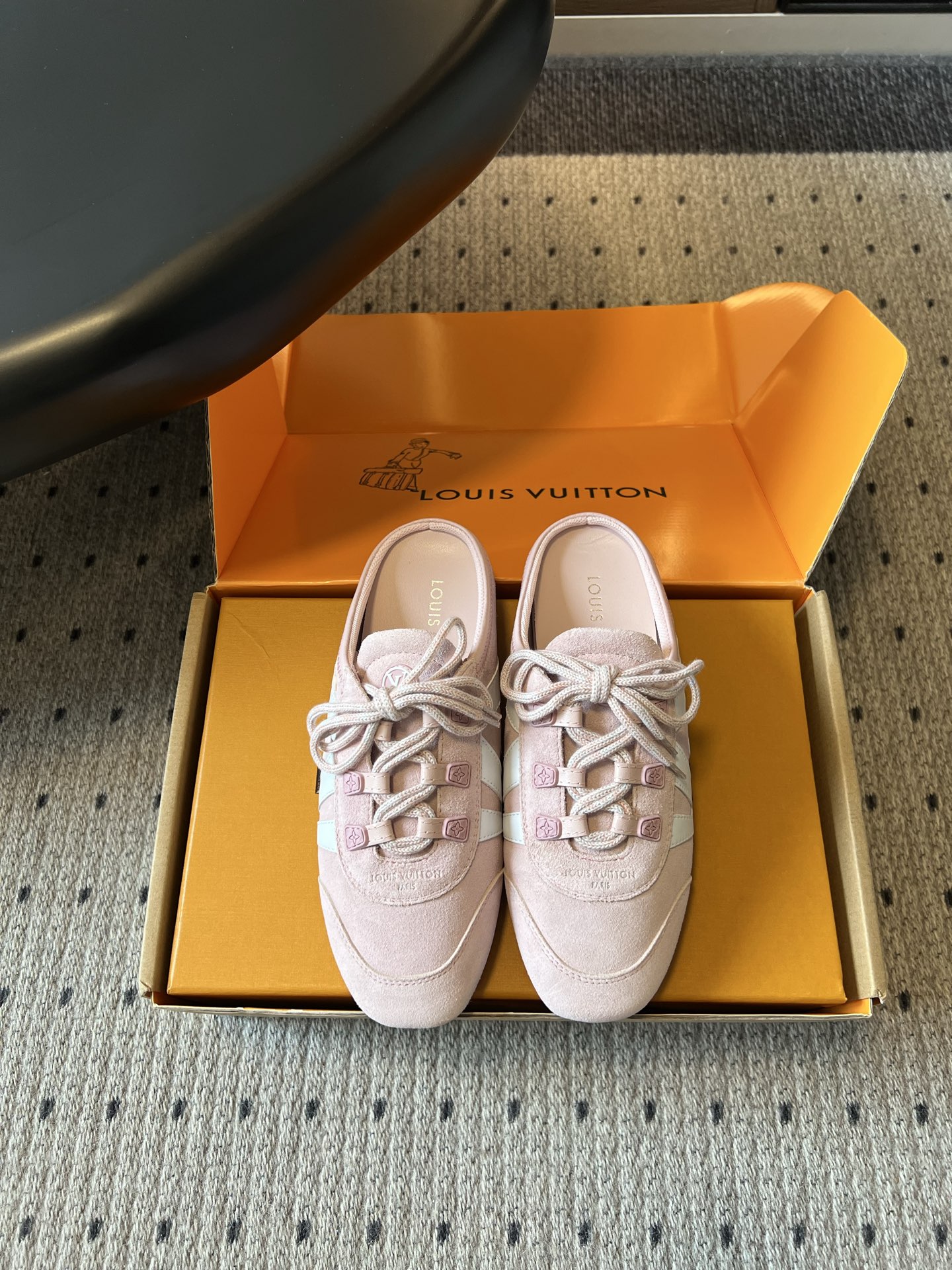 NO:815858,Top-quality Louis Vuitto* spring and summer new retro Dexun half-drag. A lazy half-drag with a relaxed atmosphere, which captures the essence of retro Dexun shoes just right. The heelless Muller design can be put on in one second without tying shoelaces, which is very worry-free when going out in a hurry or for daily wear. The body of the shoe retains the splicing lines and low-top version of the classic Dexun shoes. It comes with a retro college filter and can easily look great with jeans, sweatpants or short skirts.  The upper foot is soft, and the flat-soled design does not feel any burden. It can be easily held during daily commuting and shopping, and it will not tire your feet after long-term wear. Upper cowhide/cloth, inner lining TPU outsole, size 35-41 (customized sizes 40 and 41 are not returnable), casual shoes/sports shoes, louis vuitton, sneakers, skirts, jeans, cowhide19860909顶级品质 Louis Vuitto*春夏新款复古德训半拖 自带松弛氛围感的懒人半拖款,把复古德训鞋的精髓拿捏得刚刚好.无后跟的穆勒设计,不用系鞋带也能一秒上脚,出门赶时间或是日常穿搭都超省心.鞋身保留了经典德训鞋的拼接线条与低帮版型,自带复古学院滤镜,搭配牛仔裤、运动裤或是短裙都能轻松出彩. 上脚软乎乎的,平底设计没有一点负担感,日常通勤、逛街暴走都能轻松hold住,久穿也不会磨脚累脚. 鞋面牛皮/布面 内里布里 大底TPU大底 size35-41码（40、41码定制不退换）,休闲鞋/运动鞋,louis vuitton,sneakers,skirts,jeans,cowhide,Women's Shoes