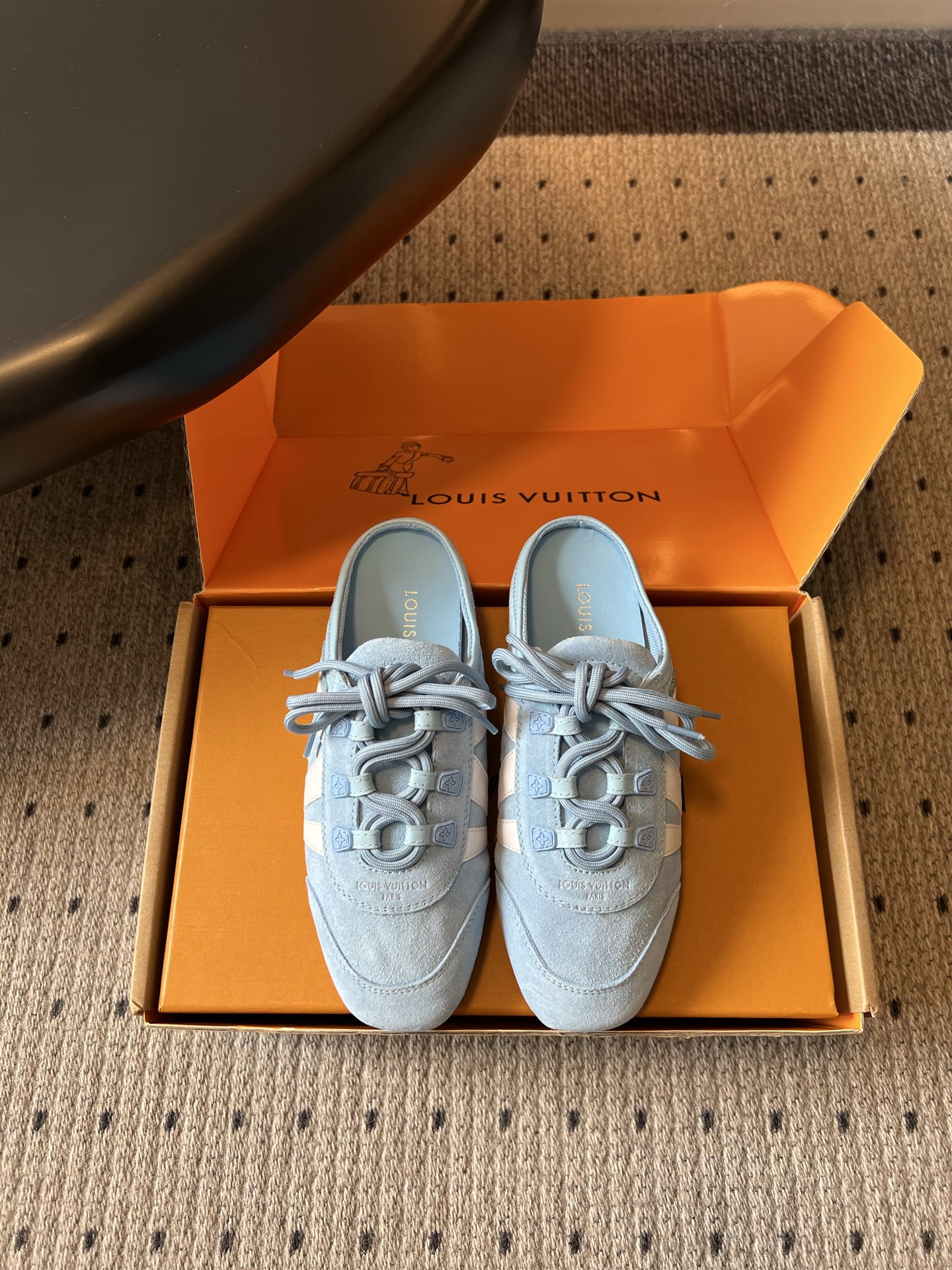 NO:818940,Louis Vuitto* Spring/Summer New Retro Dexun Half-Drag A lazy half-drag with a relaxed atmosphere, it captures the essence of retro Dexun shoes just right. The heelless Muller design can be put on in one second without tying shoelaces, making it super worry-free when going out in a hurry or for daily wear. The body of the shoe retains the splicing lines and low-top version of the classic Dexun shoes, and comes with a retro college filter. It can easily look great with jeans, sweatpants or short skirts.  The upper foot is soft, and the flat-soled design does not feel any burden. It can be easily held during daily commuting and shopping, and it will not tire your feet after long-term wear. Upper cowhide/cloth, inner lining TPU outsole, size 35-41 (customized sizes 40 and 41 are non-returnable), casual shoes/sneakers, half-drags, louis vuitton, sneakers, skirts, jeans, cowhide19860909Louis Vuitto*春夏新款复古德训半拖 自带松弛氛围感的懒人半拖款,把复古德训鞋的精髓拿捏得刚刚好.无后跟的穆勒设计,不用系鞋带也能一秒上脚,出门赶时间或是日常穿搭都超省心.鞋身保留了经典德训鞋的拼接线条与低帮版型,自带复古学院滤镜,搭配牛仔裤、运动裤或是短裙都能轻松出彩. 上脚软乎乎的,平底设计没有一点负担感,日常通勤、逛街暴走都能轻松hold住,久穿也不会磨脚累脚. 鞋面牛皮/布面 内里布里 大底TPU大底 size35-41码（40、41码定制不退换）,休闲鞋/运动鞋半拖,louis vuitton,sneakers,skirts,jeans,cowhide,Women's Shoes