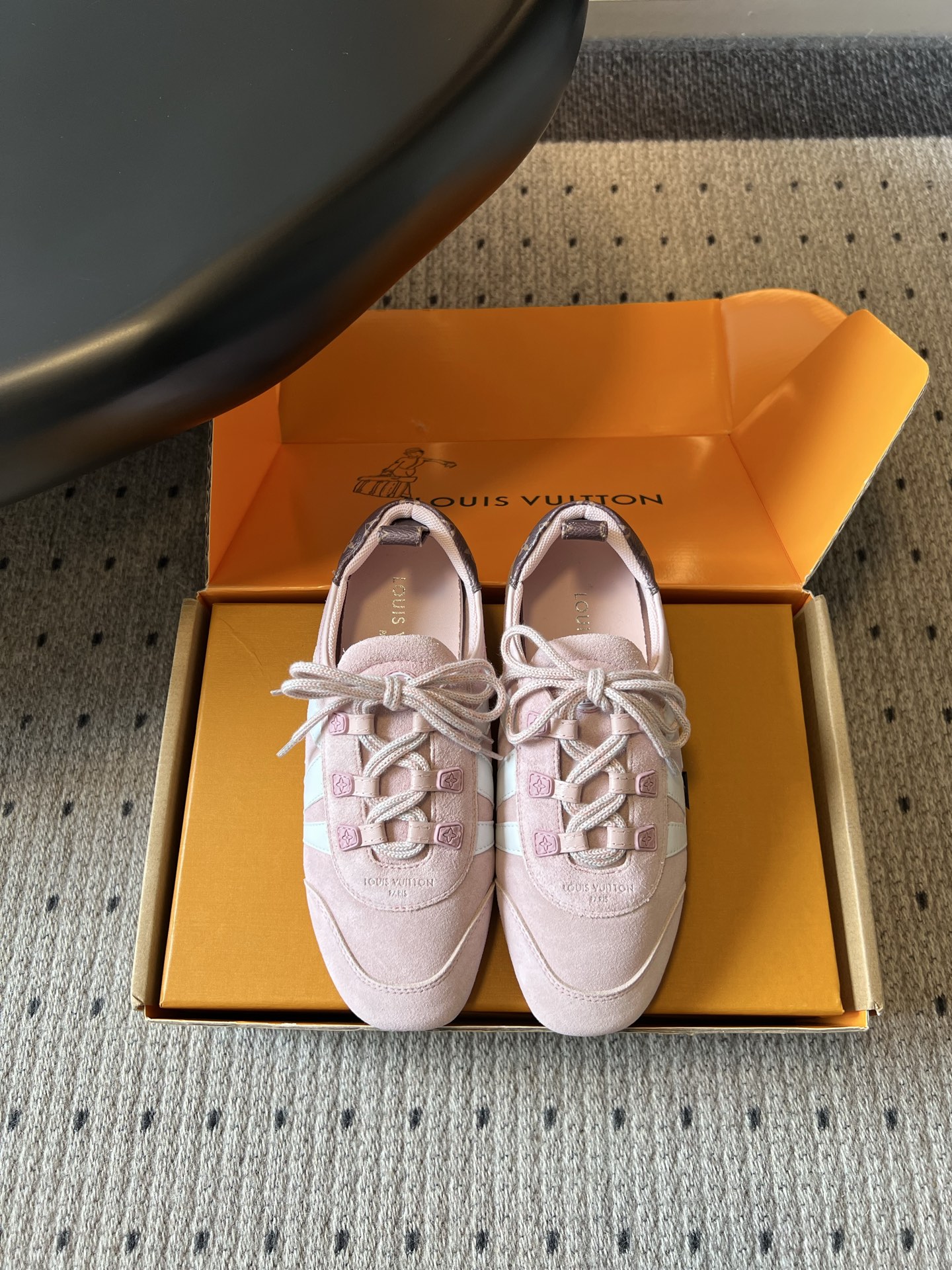 NO:818508,Purchasing agent Louis Vuitton spring and summer new retro moral casual shoes  The retro Dexun model with its own gentle filter directly fills the relaxed atmosphere. The shoe body continues the classic low-cut lines and splicing design of Dexun shoes, without unnecessary fancy elements, and only relies on the clean and neat silhouette to create a low-key texture. From light blue, soft pink to milky white and other gentle colors, each style has its own sense of freshness, and can be easily adapted to various items such as jeans, skirts, casual pants, etc. in the wardrobe to create an effortless sense of daily fashion.  The foot feels soft and comfortable, and the flat design puts no burden on the feet. It can be easily held during daily commuting and shopping, and it will not tire your feet after long-term wear. Whether it is paired with casual wear or light commuting style, it can inject a gentle and casual temperament into the overall outfit. Upper cowhide/cloth upper lining Bri outsole TPU outsole size 35-41 (customized sizes 40 and 41 are not returnable), casual shoes/sports shoes, louis  vuitton,sneakers,skirts,jeans,cowhide19860909代购级 Louis Vuitton 春夏新款复古德训休闲鞋 自带温柔滤镜的复古德训款,把松弛的氛围感直接拉满.鞋身延续了德训鞋经典的低帮线条与拼接设计,没有多余的花哨元素,只靠干净利落的版型营造出低调的质感.从浅蓝、柔粉到奶白等多种温柔色系可选,每一款都自带清新感,轻松适配衣柜里的牛仔裤、半裙、休闲裤等各种单品,打造毫不费力的日常时髦感. 脚感软弹舒适,平底设计上脚零负担,日常通勤、逛街暴走都能轻松hold住,久穿也不会磨脚累脚.无论是搭配休闲装还是轻通勤造型,都能为整体穿搭注入一丝温柔又随性的气质. 鞋面牛皮/布面 内里布里 大底TPU大底 size35-41码（40、41码定制不退换）,休闲鞋/运动鞋,louis vuitton,sneakers,skirts,jeans,cowhide,Women's Shoes