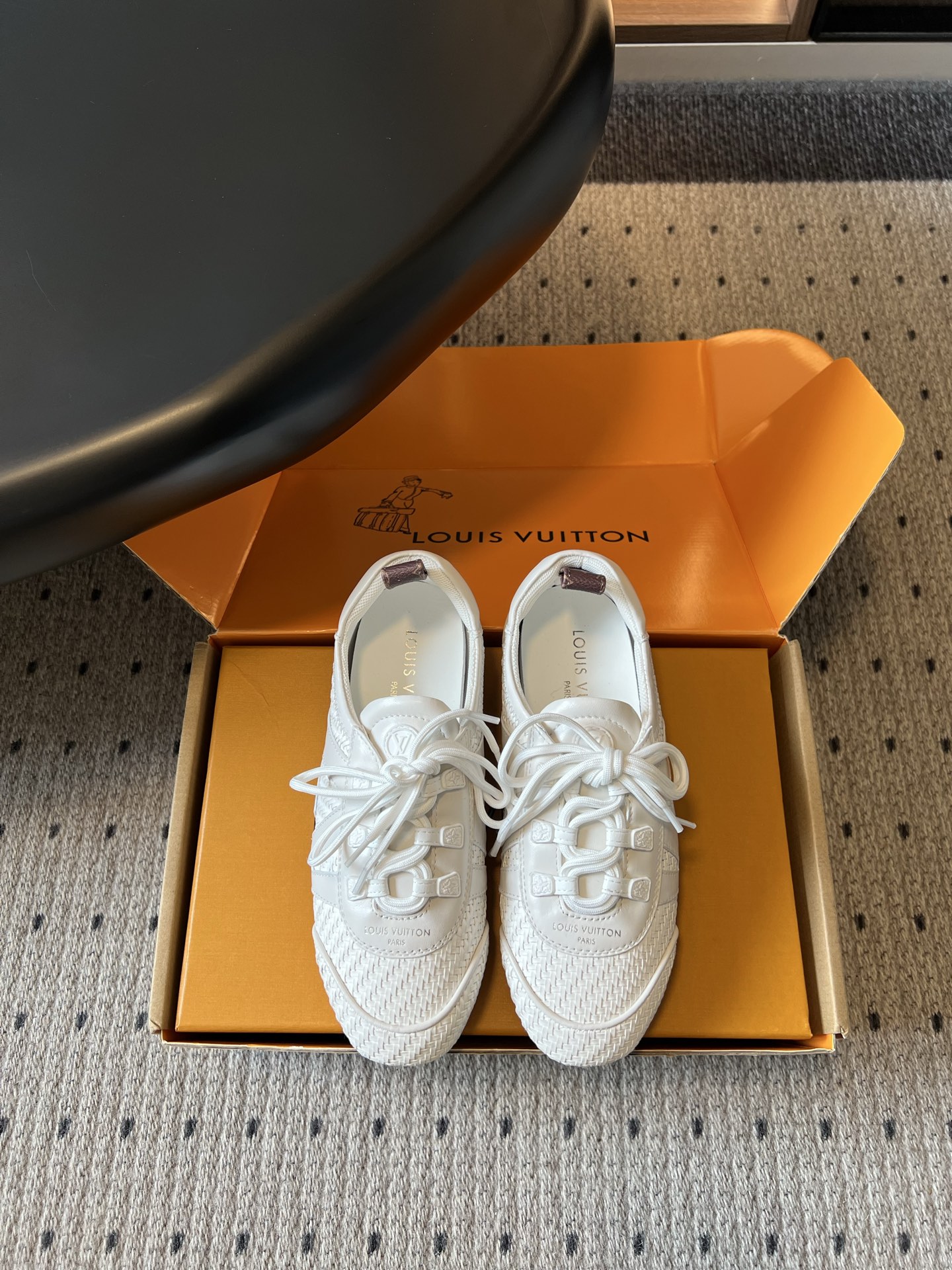 NO:818520,Purchasing-grade Louis Vuitton's new spring and summer woven casual sneakers are low-cut casual models with high-end texture, which are full of simple and elegant tones. The shoe body adopts a delicate woven texture and a neat line design. There are no unnecessary fancy elements, but it can stand out through detailed design. Whether it is daily commuting, casual outings or light business wear, it can be easily adapted to create an effortless fashion sense.  The upper foot is soft and comfortable, and the design that fits the shape of the foot plus the flat shoe shape will not tire your feet during daily running. The simple lace design is easy to put on and take off, and can be easily matched with jeans, casual pants, and skirts, and can be easily adapted to all the items in the wardrobe. Upper cowhide/cloth, inner lining TPU outsole size 35-41 (customized sizes 40 and 41 are not returnable), casual shoes/sports shoes, louis  vuitton,flats,sneakers,skirts,jeans,cowhide19860909代购级 Louis Vuitton 春夏新款编织感休闲板鞋 自带高级质感的低帮休闲款,把简约大气的调性拉满.鞋身采用细腻的编织纹理搭配利落的线条设计,没有多余的花哨元素,却能靠细节设计脱颖而出.无论是日常通勤、休闲出街还是轻商务穿搭,都能轻松适配,打造毫不费力的时髦感. 上脚软弹舒适,贴合脚型的设计加上平底鞋型,日常暴走也不会累脚磨脚.简约的系带设计穿脱方便,搭配牛仔裤、休闲裤、半裙都能轻松出彩,轻松适配衣柜里的所有单品. 鞋面牛皮/布面 内里布里 大底TPU大底 size35-41码（40、41码定制不退换）,休闲鞋/运动鞋,louis vuitton,flats,sneakers,skirts,jeans,cowhide,Women's Shoes