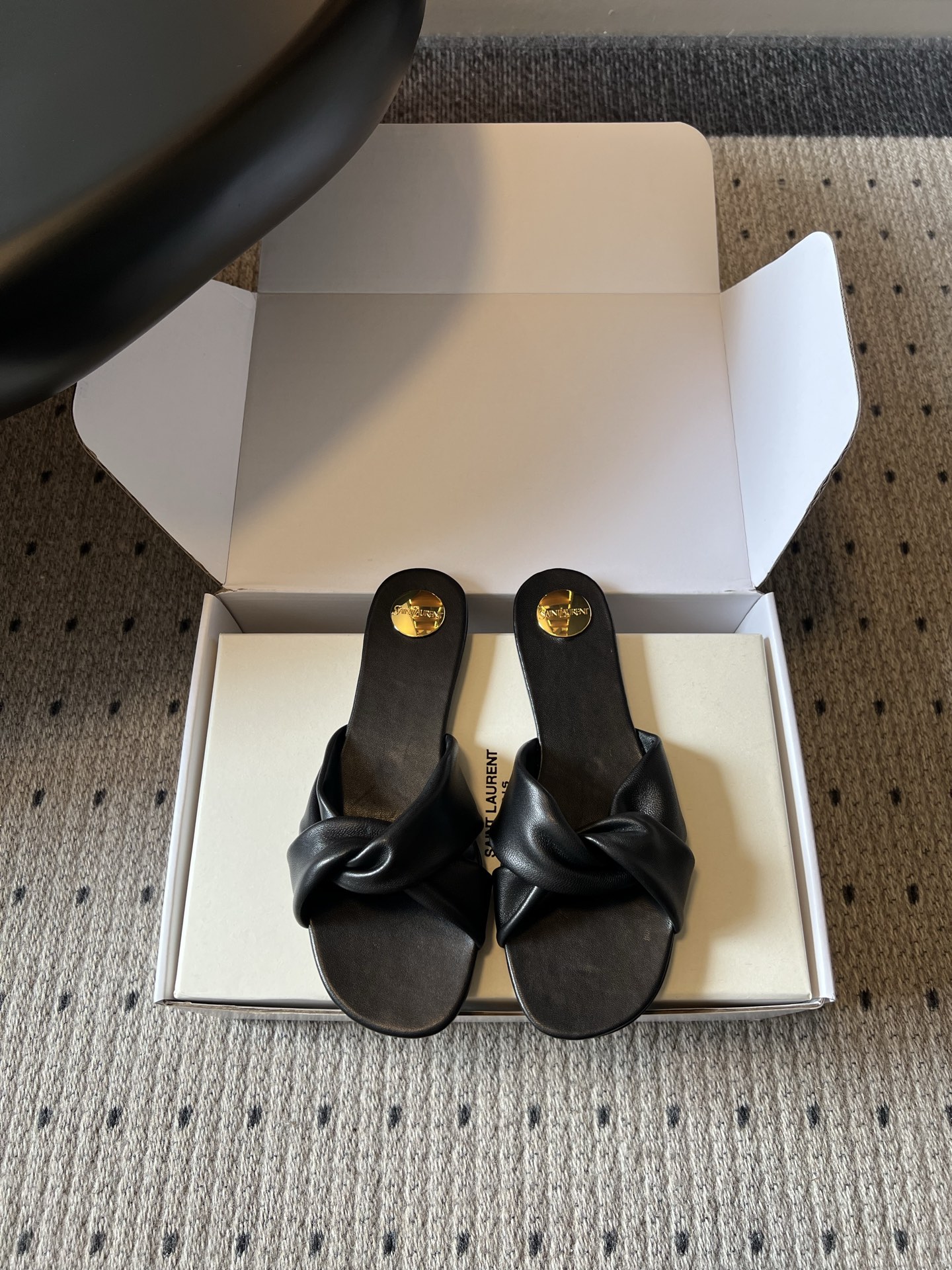 NO:816069,Saint Lauren*YSL26ss New Summer Knot Flat Sandals This pair of kink flat sandals is an excellent representative of the summer atmosphere, with a lazy and elegant sense of relaxation. The kink design of the shoe body is simple and detailed, and the smooth lines have a casual temperament. The metal round marks inside the shoes are low-key and exquisite, adding to the texture.  There is almost no choice in style when it comes to matching. Jeans can be worn for a casual street feel, dresses are suitable for gentle holiday styles, shorts and wide-leg pants can be easily held, and are suitable for daily commuting and going out. Cowhide upper, sheepskin lining, Italian genuine leather outsole, size 35-41 (customized sizes 40 and 41 are non-returnable), slippers, saint laurent, saint  laurent,slippers,skirts,shorts,jeans,cowhide,sheepskin,Leather soles19860909Saint Lauren*YSL26ss夏季新款纽结平底凉拖 这双扭结平底凉拖,是夏日氛围感的绝佳代表,自带慵懒贵气的松弛感.鞋身的扭结设计简约又有细节,流畅的线条自带随性气质,鞋内的金属圆标低调又精致,把质感拉满. 搭配上几乎不挑风格,牛仔裤能穿出随性街头感,连衣裙适配温柔度假风,短裤和阔腿裤也能轻松hold住,日常通勤和出街都合适. 鞋面牛皮 内里羊皮 大底意大利真皮大底 size35-41码（40、41码定制不退换）,拖鞋,saint laurent,saint laurent,slippers,skirts,shorts,jeans,cowhide,sheepskin,Leather soles,Women's Shoes
