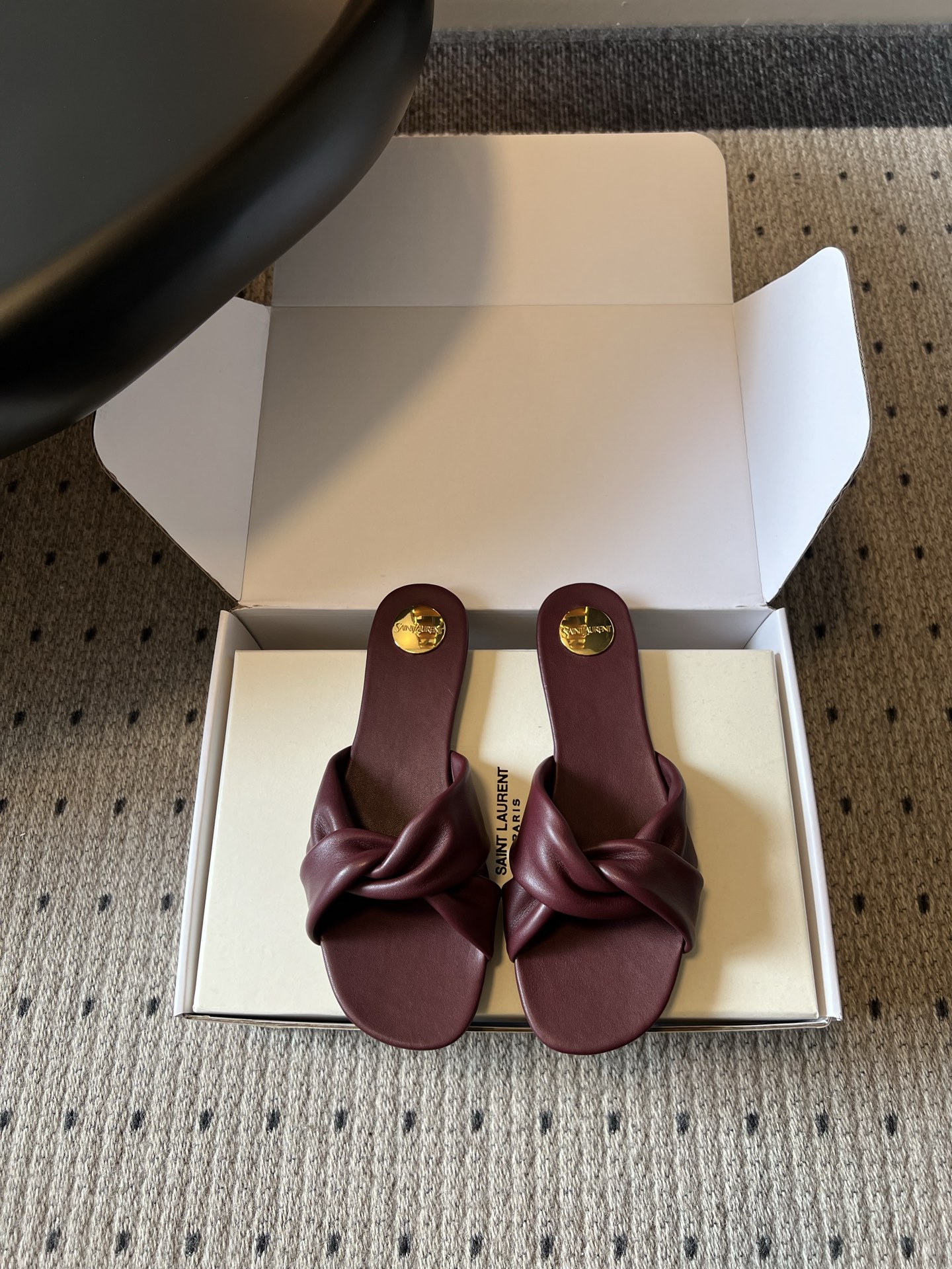 NO:816072,Saint Lauren*YSL26ss New Summer Knot Flat Sandals This pair of kink flat sandals is an excellent representative of the summer atmosphere, with a lazy and elegant sense of relaxation. The kink design of the shoe body is simple and detailed, and the smooth lines have a casual temperament. The metal round marks inside the shoes are low-key and exquisite, adding to the texture.  There is almost no choice in style when it comes to matching. Jeans can be worn for a casual street feel, dresses are suitable for gentle holiday styles, shorts and wide-leg pants can be easily held, and are suitable for daily commuting and going out. Cowhide upper, sheepskin lining, Italian genuine leather outsole, size 35-41 (customized sizes 40 and 41 are non-returnable), slippers, saint laurent, saint  laurent,slippers,skirts,shorts,jeans,cowhide,sheepskin,Leather soles19860909Saint Lauren*YSL26ss夏季新款纽结平底凉拖 这双扭结平底凉拖,是夏日氛围感的绝佳代表,自带慵懒贵气的松弛感.鞋身的扭结设计简约又有细节,流畅的线条自带随性气质,鞋内的金属圆标低调又精致,把质感拉满. 搭配上几乎不挑风格,牛仔裤能穿出随性街头感,连衣裙适配温柔度假风,短裤和阔腿裤也能轻松hold住,日常通勤和出街都合适. 鞋面牛皮 内里羊皮 大底意大利真皮大底 size35-41码（40、41码定制不退换）,拖鞋,saint laurent,saint laurent,slippers,skirts,shorts,jeans,cowhide,sheepskin,Leather soles,Women's Shoes