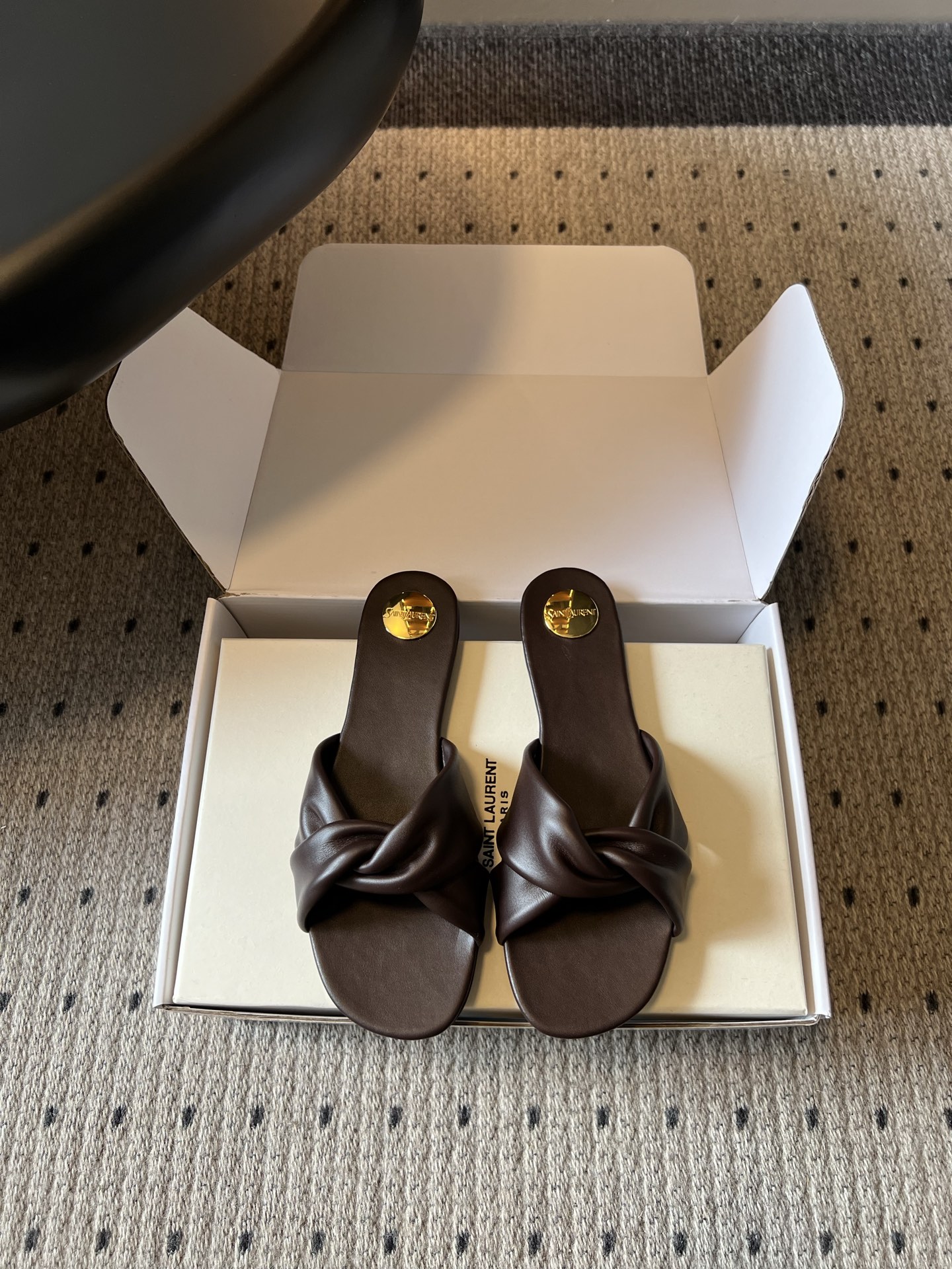 NO:818873,Saint Lauren*YSL26ss New Summer Knot Flat Sandals This pair of kink flat sandals is an excellent representative of the summer atmosphere, with a lazy and elegant sense of relaxation. The kink design of the shoe body is simple and detailed, and the smooth lines have a casual temperament. The metal round marks inside the shoes are low-key and exquisite, adding to the texture.  There is almost no choice in style when it comes to matching. Jeans can be worn for a casual street feel, dresses are suitable for gentle holiday styles, shorts and wide-leg pants can be easily held, and are suitable for daily commuting and going out. Cowhide upper, sheepskin lining, Italian genuine leather outsole, size 35-41 (customized sizes 40 and 41 are non-returnable), slippers, saint laurent, saint  laurent,slippers,skirts,shorts,jeans,cowhide,sheepskin,Leather soles19860909Saint Lauren*YSL26ss夏季新款纽结平底凉拖 这双扭结平底凉拖,是夏日氛围感的绝佳代表,自带慵懒贵气的松弛感.鞋身的扭结设计简约又有细节,流畅的线条自带随性气质,鞋内的金属圆标低调又精致,把质感拉满. 搭配上几乎不挑风格,牛仔裤能穿出随性街头感,连衣裙适配温柔度假风,短裤和阔腿裤也能轻松hold住,日常通勤和出街都合适. 鞋面牛皮 内里羊皮 大底意大利真皮大底 size35-41码（40、41码定制不退换）,拖鞋,saint laurent,saint laurent,slippers,skirts,shorts,jeans,cowhide,sheepskin,Leather soles,Women's Shoes