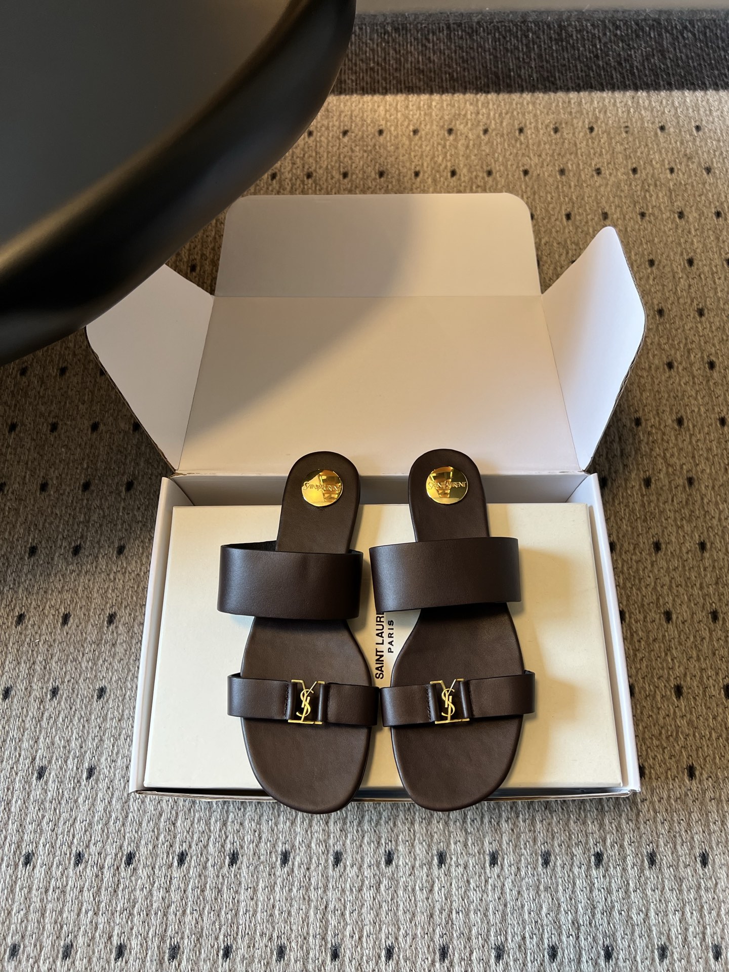 NO:818924,Saint Lauren*YSL26ss new summer double-strap flat sandals. This pair of double-strap flat sandals with metal logos is a must-have summer item with a sense of elegance. It can easily create a casual and refined relaxed atmosphere. The double-strap design of the shoe body is simple and neat, with clean and textured lines. The metal logo is embellished on the upper, which is low-key and noble, and completes the brand's iconic sense of sophistication.  The matching is very adaptable. Jeans can be worn with a casual street feel, dresses are suitable for gentle holiday styles, and shorts and wide-leg pants can be easily held. They are suitable for daily commuting, shopping or traveling to the beach. Cowhide upper, sheepskin lining, Italian genuine leather outsole, size 35-41 (customized sizes 40 and 41 are non-refundable), slippers, saint laurent, saint  laurent,slippers,skirts,shorts,jeans,cowhide,sheepskin,Leather soles19860909Saint Lauren*YSL26ss夏季新款双带平底凉拖 这双双带金属标平底凉拖,是自带贵气感的夏日刚需款,轻松拿捏随性又精致的松弛氛围.鞋身的双带设计简约利落,线条干净又有质感,金属标点缀在鞋面上,低调又显贵,把品牌标志性的精致感拉满. 搭配上适配度超高,牛仔裤能穿出随性街头感,连衣裙适配温柔度假风,短裤和阔腿裤也能轻松hold住,日常通勤、逛街或者海边出行都很合适. 鞋面牛皮 内里羊皮 大底意大利真皮大底 size35-41码（40、41码定制不退换）,拖鞋,saint laurent,saint laurent,slippers,skirts,shorts,jeans,cowhide,sheepskin,Leather soles,Women's Shoes