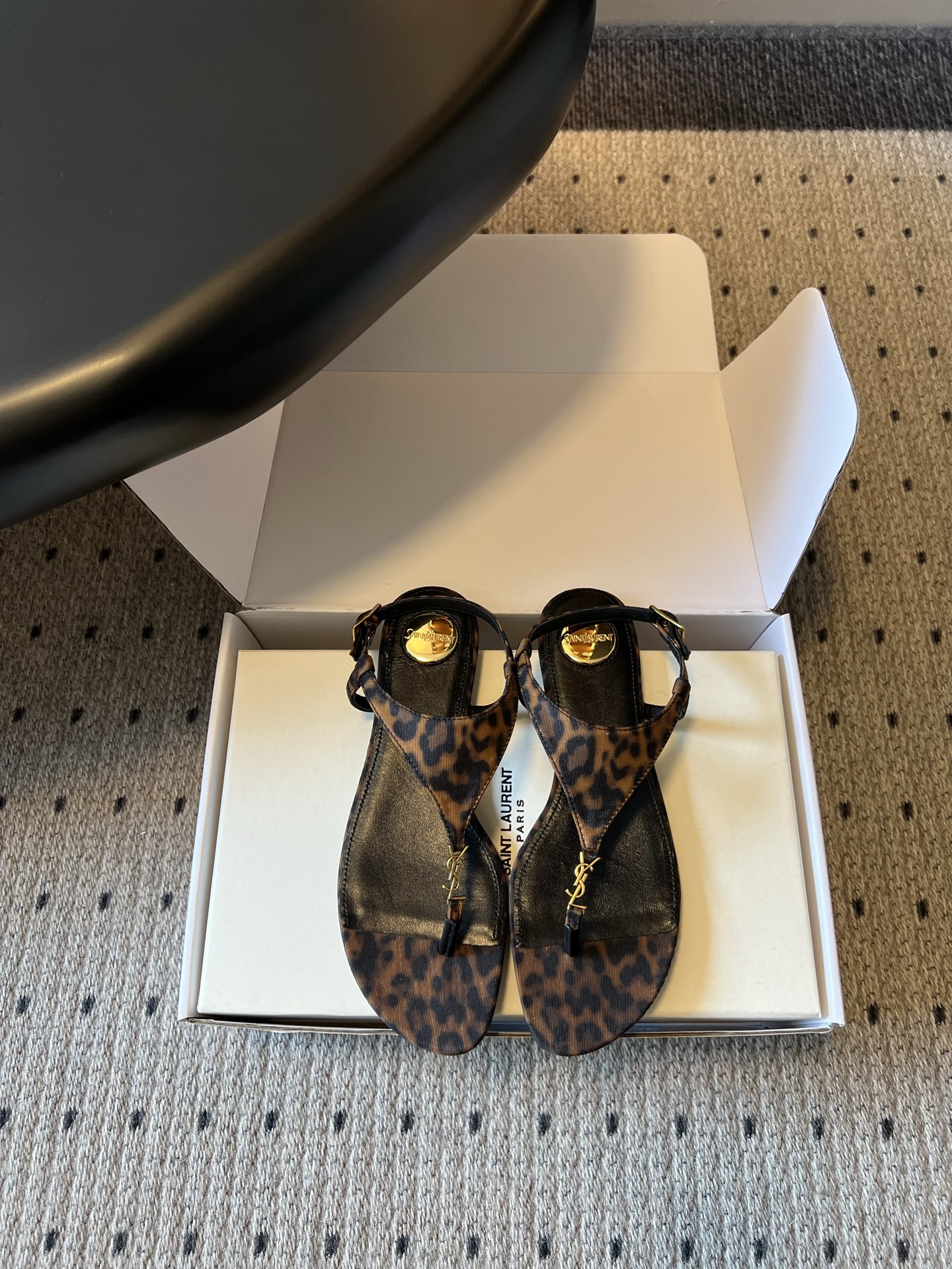 NO:816063,Saint Lauren*YSL26ss new summer T-shaped flip-flop sandals. This pair of metal-marked T-shaped flip-flop sandals is a must-have summer style with a retro atmosphere. It is easy to handle and has a casual and refined relaxed temperament. The T-shaped strap design of the shoe body is simple and neat, with clean lines and modified foot shape. The metal mark embellishment at the toe is low-key and noble, which completes the brand's iconic sense of sophistication. The leopard print model has its own retro hottie atmosphere.  The matching is very adaptable, jeans can be worn for a casual street feel, dresses are suitable for gentle holiday styles, shorts and wide-leg pants can be easily held, and are suitable for daily commuting, shopping or traveling to the beach. Upper cowhide/silk, lining sheepskin, Italian genuine leather outsole size 35-41 (customized sizes 40 and 41 are non-returnable), split-toe shoes, saint laurent, saint  laurent,sandals,skirts,shorts,jeans,cowhide,sheepskin,real silk,Leather soles19860909Saint Lauren*YSL26ss夏季新款T字夹脚凉鞋 这双金属标T字夹脚凉鞋,是自带复古氛围感的夏日刚需款,轻松拿捏随性又精致的松弛气质.鞋身的T字带设计简约利落,线条干净又修饰脚型,夹脚处的金属标点缀低调又显贵,把品牌标志性的精致感拉满,豹纹款更是自带复古辣妹氛围. 搭配上适配度超高,牛仔裤能穿出随性街头感,连衣裙适配温柔度假风,短裤和阔腿裤也能轻松hold住,日常通勤、逛街或者海边出行都很合适. 鞋面牛皮/真丝 内里羊皮 大底意大利真皮大底 size35-41码（40、41码定制不退换）,分趾鞋,saint laurent,saint laurent,sandals,skirts,shorts,jeans,cowhide,sheepskin,real silk,Leather soles,Women's Shoes