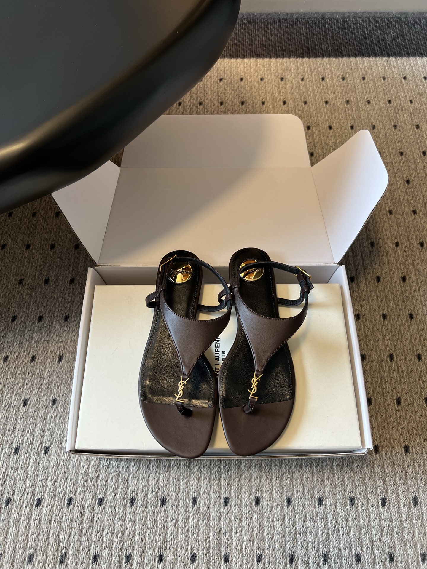 NO:818865,Saint Lauren*YSL26ss new summer T-shaped flip-flop sandals. This pair of metal-marked T-shaped flip-flop sandals is a must-have summer style with a retro atmosphere. It is easy to handle and has a casual and refined relaxed temperament. The T-shaped strap design of the shoe body is simple and neat, with clean lines and modified foot shape. The metal mark embellishment at the toe is low-key and noble, which completes the brand's iconic sense of sophistication. The leopard print model has its own retro hottie atmosphere.  The matching is very adaptable, jeans can be worn for a casual street feel, dresses are suitable for gentle holiday styles, shorts and wide-leg pants can be easily held, and are suitable for daily commuting, shopping or traveling to the beach. Upper cowhide/silk, lining sheepskin, Italian genuine leather outsole size 35-41 (customized sizes 40 and 41 are non-returnable), split-toe shoes, saint laurent, saint  laurent,sandals,skirts,shorts,jeans,cowhide,sheepskin,real silk,Leather soles19860909Saint Lauren*YSL26ss夏季新款T字夹脚凉鞋 这双金属标T字夹脚凉鞋,是自带复古氛围感的夏日刚需款,轻松拿捏随性又精致的松弛气质.鞋身的T字带设计简约利落,线条干净又修饰脚型,夹脚处的金属标点缀低调又显贵,把品牌标志性的精致感拉满,豹纹款更是自带复古辣妹氛围. 搭配上适配度超高,牛仔裤能穿出随性街头感,连衣裙适配温柔度假风,短裤和阔腿裤也能轻松hold住,日常通勤、逛街或者海边出行都很合适. 鞋面牛皮/真丝 内里羊皮 大底意大利真皮大底 size35-41码（40、41码定制不退换）,分趾鞋,saint laurent,saint laurent,sandals,skirts,shorts,jeans,cowhide,sheepskin,real silk,Leather soles,Women's Shoes