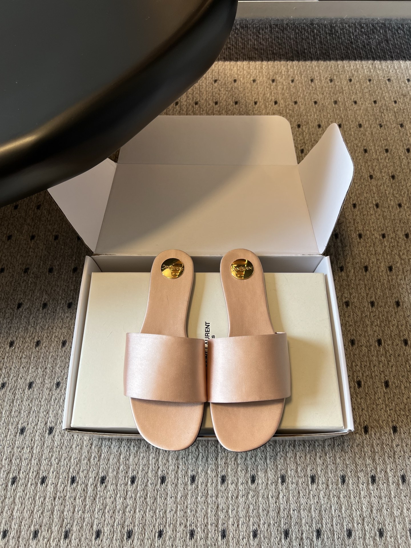 NO:816080,Saint Lauren*YSL26ss new summer satin silk slippers SAINT LAURENT slippers interpret the brand's elegant tone with minimalist design. They are a versatile style that is highly adaptable to the spring and summer wardrobe.  The upper is made of smooth silk material, with a wide one-strap design. The gold brand logo inside the shoe is low-key and recognizable, with a lazy and luxurious texture. It can not only control the relaxed style of vacation travel, but also adapt to the simple wear of daily commuting. Silk upper, sheepskin lining, Italian leather outsole, size 35-41 (customized sizes 40 and 41 are not returnable), slippers, saint laurent, saint  laurent,slippers,sheepskin,real silk,Leather soles19860909Saint Lauren*YSL26ss夏季新款缎面真丝一字拖鞋 SAINT LAURENT一字拖,以极简设计诠释品牌的优雅调性,是春夏衣橱里适配度超高的百搭款. 鞋面采用顺滑真丝材质,搭配宽版一字带设计,鞋内的金色品牌标识低调又有辨识度,自带慵懒贵气的质感,既能驾驭度假出行的松弛造型,也能适配日常通勤的简约穿搭. 鞋面真丝 内里羊皮 大底意大利真皮大底 size35-41码（40、41码定制不退换）,拖鞋,saint laurent,saint laurent,slippers,sheepskin,real silk,Leather soles,Women's Shoes