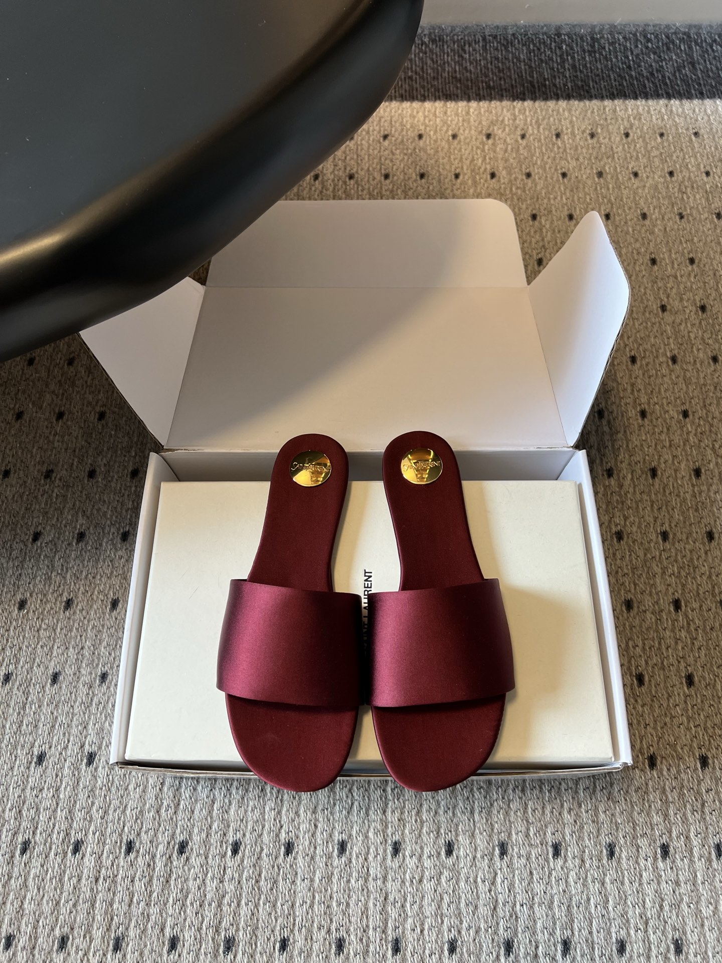 NO:818882,Saint Lauren*YSL26ss new summer satin silk slippers SAINT LAURENT slippers interpret the brand's elegant tone with minimalist design. They are a versatile style that is highly adaptable to the spring and summer wardrobe.  The upper is made of smooth silk material, with a wide one-strap design. The gold brand logo inside the shoe is low-key and recognizable, with a lazy and luxurious texture. It can not only control the relaxed style of vacation travel, but also adapt to the simple wear of daily commuting. Silk upper, sheepskin lining, Italian leather outsole, size 35-41 (customized sizes 40 and 41 are not returnable), slippers, saint laurent, saint  laurent,slippers,sheepskin,real silk,Leather soles19860909Saint Lauren*YSL26ss夏季新款缎面真丝一字拖鞋 SAINT LAURENT一字拖,以极简设计诠释品牌的优雅调性,是春夏衣橱里适配度超高的百搭款. 鞋面采用顺滑真丝材质,搭配宽版一字带设计,鞋内的金色品牌标识低调又有辨识度,自带慵懒贵气的质感,既能驾驭度假出行的松弛造型,也能适配日常通勤的简约穿搭. 鞋面真丝 内里羊皮 大底意大利真皮大底 size35-41码（40、41码定制不退换）,拖鞋,saint laurent,saint laurent,slippers,sheepskin,real silk,Leather soles,Women's Shoes