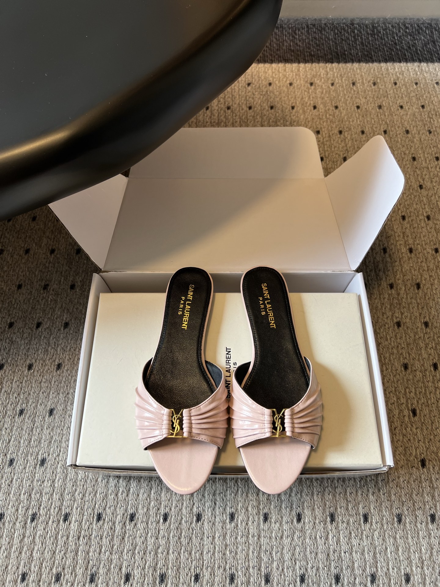 NO:816083,Saint Lauren*26ss summer new style pleated YSL buckle flat sandals. The upper is pleated and matched with a metal YSL logo. It is low-key and recognizable. It has a lazy and noble texture. It can not only control the relaxed style of vacation travel, but also adapt to the simple wear of daily commuting.  The flat-soled design takes into account both comfortable foot feel and walking stability, and it is not burdensome to wear for a long time. Whether it is paired with shorts, skirts or jeans, you can easily wear it with unique elegance and casualness. It is the finishing touch of spring and summer shoe cabinets. Upper cowhide/silk/cow suede, lining sheepskin outsole Italian genuine leather outsole size 35-41 (customized sizes 40 and 41 are non-refundable), slippers, saint laurent, saint  laurent,slippers,skirts,shorts,jeans,cowhide,sheepskin,real silk,Leather soles19860909Saint Lauren*26ss夏季新款褶皱YSL扣饰平底凉拖 鞋面采用褶皱设计,搭配金属YSL标识,低调又有辨识度,自带慵懒贵气的质感,既能驾驭度假出行的松弛造型,也能适配日常通勤的简约穿搭. 平底设计兼顾了舒适脚感与行走稳定性,长时间穿着也无负担,不管是搭配短裤半裙还是牛仔裤,都能轻松穿出独有的优雅与随性,是春夏鞋柜的点睛之笔. 鞋面牛皮/真丝/牛反绒 内里羊皮 大底意大利真皮大底 size35-41码（40、41码定制不退换）,拖鞋,saint laurent,saint laurent,slippers,skirts,shorts,jeans,cowhide,sheepskin,real silk,Leather soles,Women's Shoes