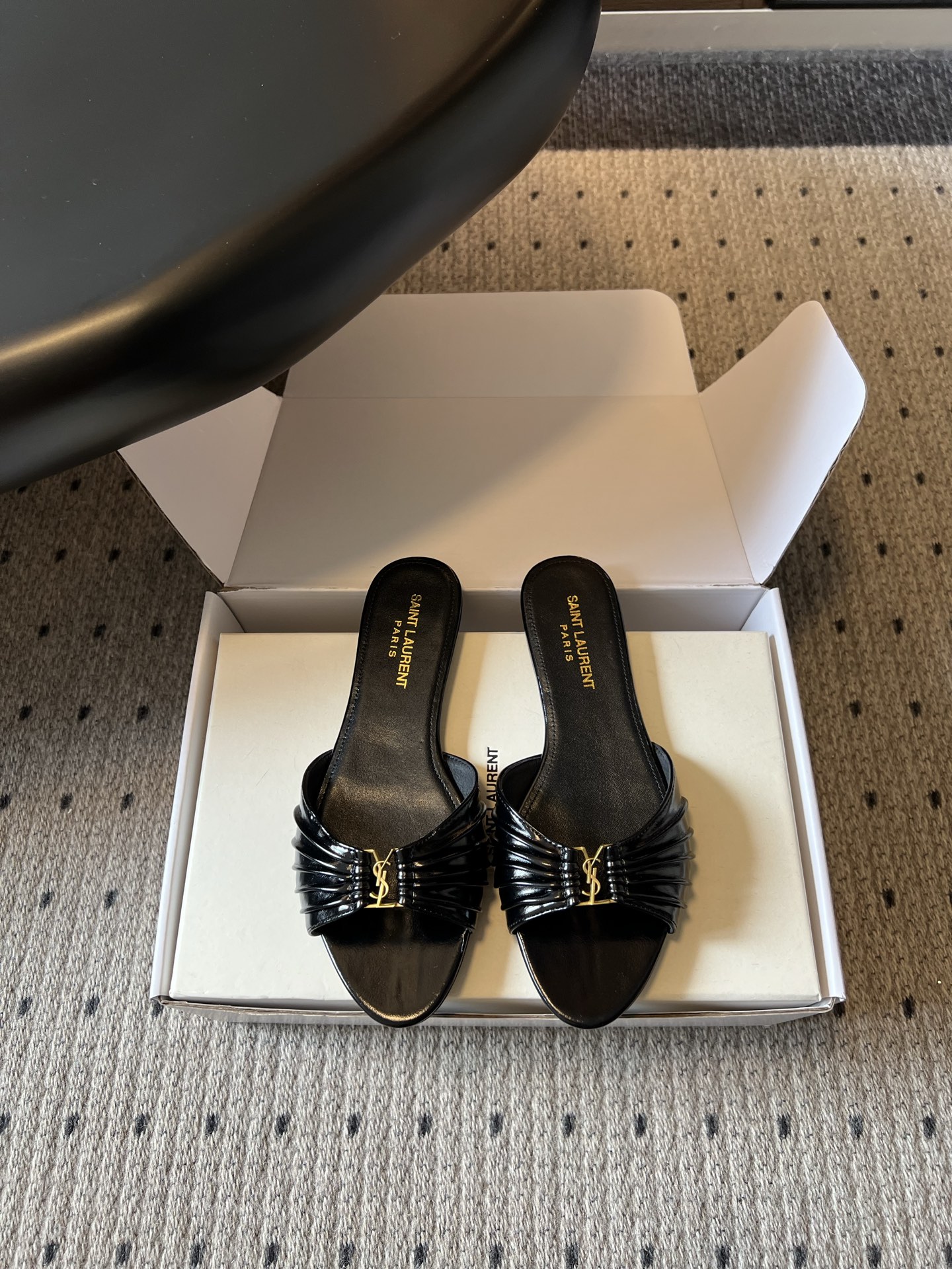 NO:816086,Saint Lauren*26ss summer new style pleated YSL buckle flat sandals. The upper is pleated and matched with a metal YSL logo. It is low-key and recognizable. It has a lazy and noble texture. It can not only control the relaxed style of vacation travel, but also adapt to the simple wear of daily commuting.  The flat-soled design takes into account both comfortable foot feel and walking stability, and it is not burdensome to wear for a long time. Whether it is paired with shorts, skirts or jeans, you can easily wear it with unique elegance and casualness. It is the finishing touch of spring and summer shoe cabinets. Upper cowhide/silk/cow suede, lining sheepskin outsole Italian genuine leather outsole size 35-41 (customized sizes 40 and 41 are non-refundable), slippers, saint laurent, saint  laurent,slippers,skirts,shorts,jeans,cowhide,sheepskin,real silk,Leather soles19860909Saint Lauren*26ss夏季新款褶皱YSL扣饰平底凉拖 鞋面采用褶皱设计,搭配金属YSL标识,低调又有辨识度,自带慵懒贵气的质感,既能驾驭度假出行的松弛造型,也能适配日常通勤的简约穿搭. 平底设计兼顾了舒适脚感与行走稳定性,长时间穿着也无负担,不管是搭配短裤半裙还是牛仔裤,都能轻松穿出独有的优雅与随性,是春夏鞋柜的点睛之笔. 鞋面牛皮/真丝/牛反绒 内里羊皮 大底意大利真皮大底 size35-41码（40、41码定制不退换）,拖鞋,saint laurent,saint laurent,slippers,skirts,shorts,jeans,cowhide,sheepskin,real silk,Leather soles,Women's Shoes
