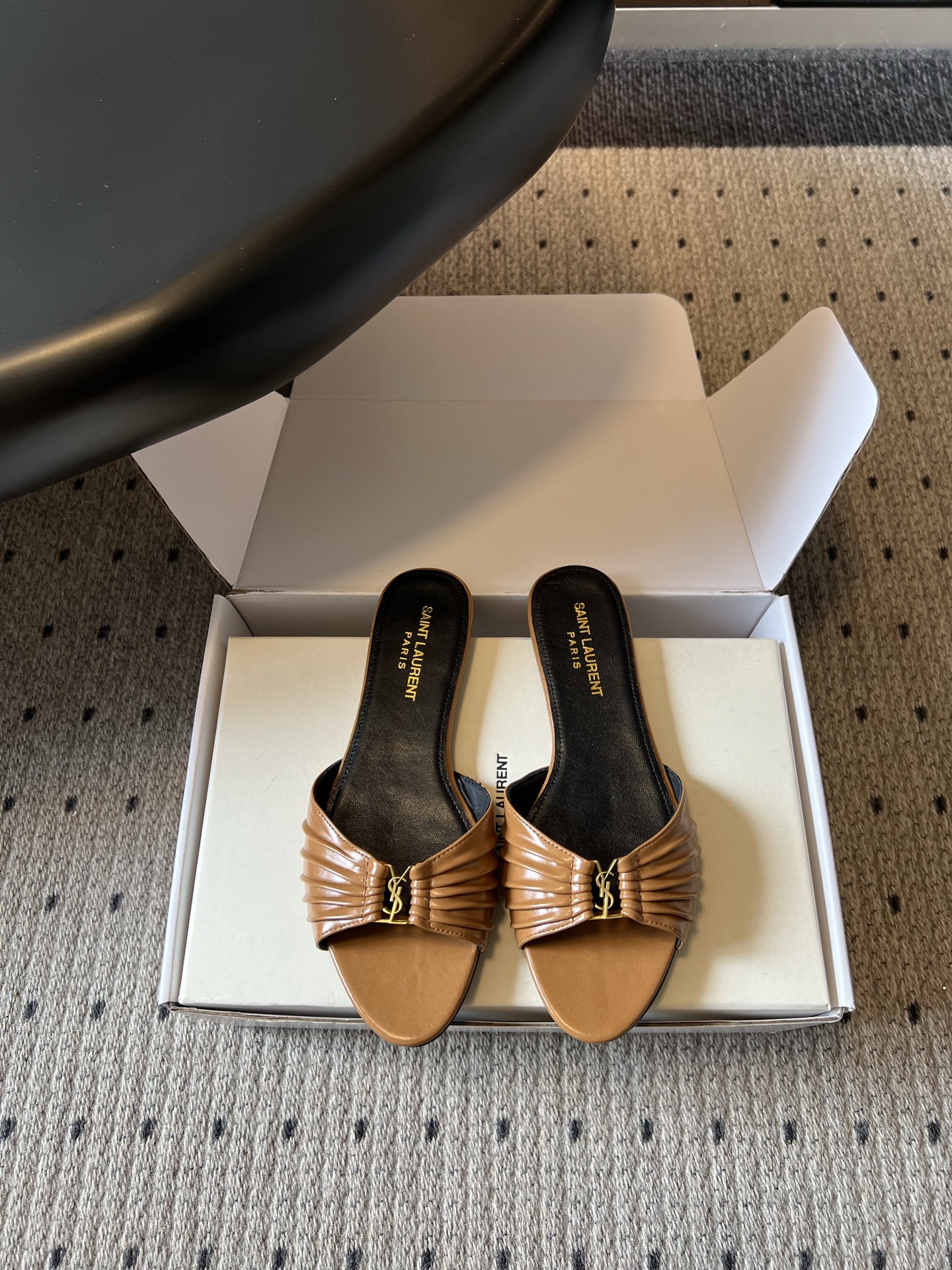 NO:816060,Saint Lauren*26ss summer new style pleated YSL buckle flat sandals. The upper is pleated and matched with a metal YSL logo. It is low-key and recognizable. It has a lazy and noble texture. It can not only control the relaxed style of vacation travel, but also adapt to the simple wear of daily commuting.  The flat-soled design takes into account both comfortable foot feel and walking stability, and it is not burdensome to wear for a long time. Whether it is paired with shorts, skirts or jeans, you can easily wear it with unique elegance and casualness. It is the finishing touch of spring and summer shoe cabinets. Upper cowhide/silk/cow suede, lining sheepskin outsole Italian genuine leather outsole size 35-41 (customized sizes 40 and 41 are non-refundable), slippers, saint laurent, saint  laurent,slippers,skirts,shorts,jeans,cowhide,sheepskin,real silk,Leather soles19860909Saint Lauren*26ss夏季新款褶皱YSL扣饰平底凉拖 鞋面采用褶皱设计,搭配金属YSL标识,低调又有辨识度,自带慵懒贵气的质感,既能驾驭度假出行的松弛造型,也能适配日常通勤的简约穿搭. 平底设计兼顾了舒适脚感与行走稳定性,长时间穿着也无负担,不管是搭配短裤半裙还是牛仔裤,都能轻松穿出独有的优雅与随性,是春夏鞋柜的点睛之笔. 鞋面牛皮/真丝/牛反绒 内里羊皮 大底意大利真皮大底 size35-41码（40、41码定制不退换）,拖鞋,saint laurent,saint laurent,slippers,skirts,shorts,jeans,cowhide,sheepskin,real silk,Leather soles,Women's Shoes
