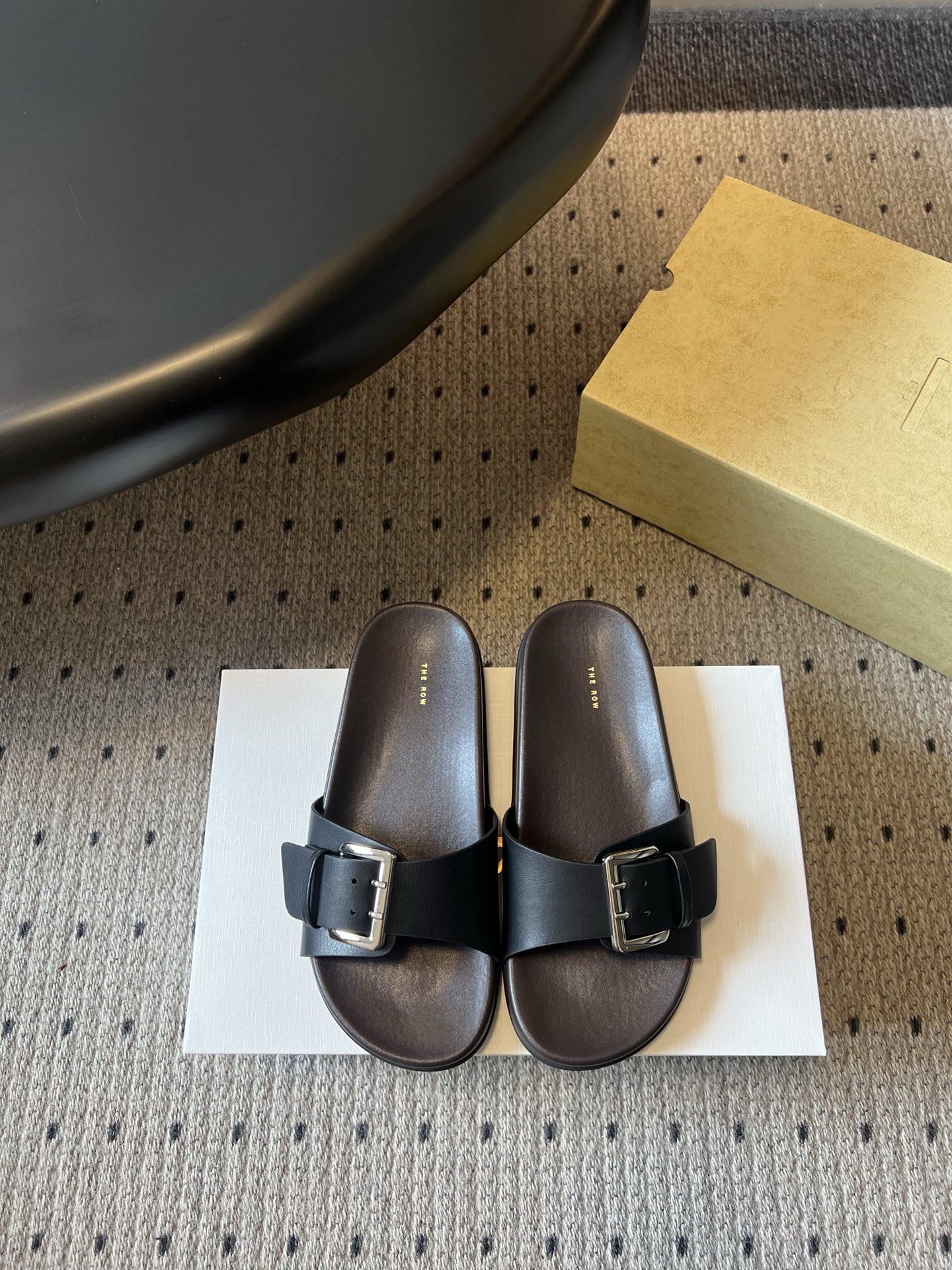 NO:816397,The Ro*26ss new spring and summer square buckle strap sandals. Simple and high-end square buckle strap sandals are here!  The design adopts a neat one-strap version with metal square buckle details. There is no unnecessary decoration, but the texture is fully displayed in the details, with a low-key and eye-catching relaxed temperament. It can be called an all-rounder when paired with it. Whether it is casual shorts for daily outings, lazy dresses, or casual wide-leg pants, it can be easily adapted to create a casual and fashionable daily feel. Whether it is shopping, vacation or daily commuting, it can hold up in various scenes. Upper Sheepskin  Sheepskin lining, original molded outsole, size 35/40 (40 is custom-made, non-refundable and non-exchangeable), slippers, slippers, skirts, shorts, sheepskin19860909The Ro*26ss春夏新款方扣一字带凉拖 简约又自带高级感的方扣一字带凉拖来啦！设计上采用利落的一字带版型,搭配金属方扣细节,没有多余的装饰,却在细节处尽显质感,自带低调又耐看的松弛气质. 搭配上堪称万能选手,无论是日常出门的休闲短裤、慵懒风的连衣裙,还是随性的阔腿裤,都能轻松适配,轻松穿出随性又时髦的日常感,不管是逛街、度假还是日常通勤,都能hold住各种场景. 鞋面羊皮 内里羊皮 大底原版开模大底 码数35/40（40定做不退不换）,拖鞋,slippers,skirts,shorts,sheepskin,Women's Shoes