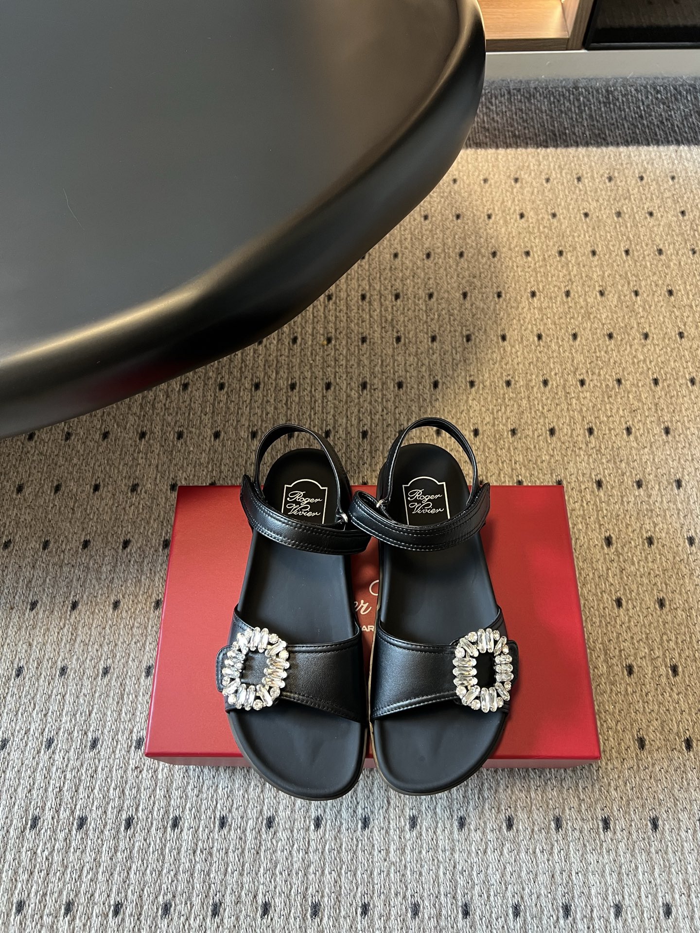 NO:816388,Roger Vivie*RV26ss new summer diamond buckle and Velcro sandals. The shoe body adopts a simple and neat one-line strap design, and is matched with the brand's iconic square rhinestone buckle. It is eye-catching yet exquisite, and has a noble atmosphere. It can not only control the simple style of daily commuting, but also adapt to the gentle style of dating and travel.  The Velcro straps take into account the convenience and fit of putting on and taking off, and the flat-soled design provides a comfortable walking experience without burden when worn for a long time. Whether it is paired with a dress, casual pants or jeans, it can be easily worn with an elegant and casual temperament. It is a versatile item in the spring and summer wardrobe. Sheepskin upper, sheepskin lining, rubber outsole, heel height 2.5cm, size 35/40 (40 is custom-made, non-returnable, non-exchangeable), sandals, roger  vivier,sandals,skirts,jeans,sheepskin19860909Roger Vivie*RV26ss夏季新款钻扣魔术贴凉鞋 鞋身采用简约利落的一字带设计,搭配品牌标志性的方形水钻扣饰,闪耀吸睛又不失精致感,自带贵气氛围,既能驾驭日常通勤的简约造型,也能适配约会出行的温柔风格. 魔术贴绑带兼顾了穿脱的便利性与贴合度,平底设计则提供了舒适的行走体验,长时间穿着也无负担.不管是搭配连衣裙、休闲裤还是牛仔裤,都能轻松穿出优雅随性的气质,是春夏衣橱里的百搭单品. 鞋面羊皮 内里羊皮 大底橡胶大底 跟高2.5cm 码数35/40（40定做不退不换）,凉鞋,roger vivier,sandals,skirts,jeans,sheepskin,Women's Shoes