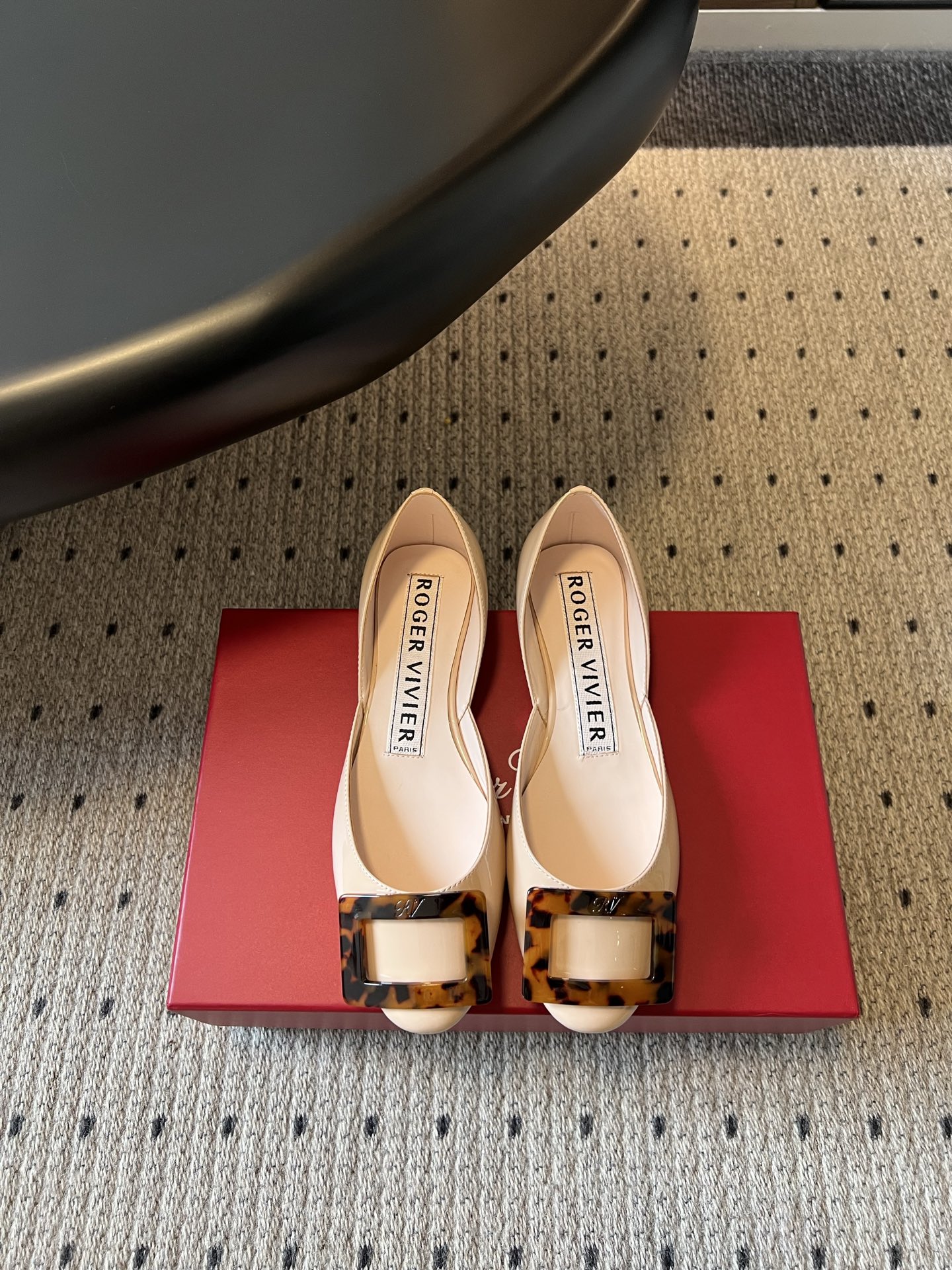 NO:816379,Roger Vivie*RV26ss new summer square buckle flat shoes. The shoe body adopts a simple shallow mouth version and is matched with the brand's iconic square buckle. It is exquisite and recognizable. It can not only control the smart style of commuting in the workplace, but also adapt to the gentle style of daily dating.  The flat-soled design takes into account both comfortable foot feel and walking stability, and it is not burdensome to wear for a long time. Whether it is paired with a suit, skirt or jeans, you can easily wear it with an elegant and casual temperament. It is a versatile item in the wardrobe for all seasons. Patent leather upper/sheepskin lining, rubber outsole, size 35/40 (40 custom made, non-returnable, non-exchangeable), single shoes, roger vivor, skirts, jeans, business suit, sheepskin, sheep19860909Roger Vivie*RV26ss夏季新款方扣平底单鞋 鞋身采用简约的浅口版型,搭配品牌标志性的方形扣饰,精致大气又自带辨识度,既能驾驭职场通勤的干练造型,也能适配日常约会的温柔风格. 平底设计兼顾了舒适脚感与行走稳定性,长时间穿着也无负担,不管是搭配西装、半裙还是牛仔裤,都能轻松穿出优雅随性的气质,是四季衣橱里的百搭单品. 鞋面漆皮/羊京 内里羊皮 大底橡胶大底 码数35/40（40定做不退不换）,单鞋,roger vivier,skirts,jeans,business suit,sheepskin,sheep,Women's Shoes