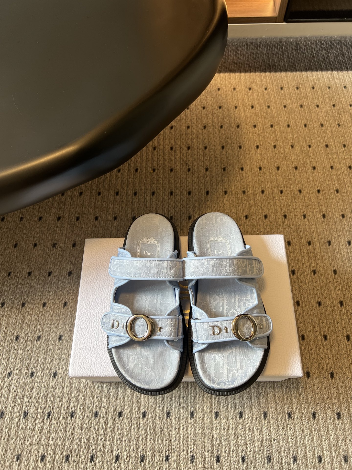 NO:818526,The top version of Dior 26ss summer new presbyopic Velcro double-strap sandals. The classic presbyopic Velcro sandals are the representative of the brand's casual aesthetics. They are both recognizable and practical, and can easily adapt to various scenes in spring and summer. The shoe body is designed with the iconic presbyopia as the core, and is equipped with double Velcro straps and metal buckles. The tightness can be adjusted freely, and the retro brand elements are cleverly combined with modern casual styles, giving it a low-key and luxurious texture. The upper is customized with the original D letter.  Original D letter inside, original molded outsole, sizes 35-41 (customized sizes 40 and 41 are non-refundable), heel height 3cm, slippers, sandals, dior, sandals, slippers19860909顶级版本 Dior 26ss夏季新款老花魔术贴双带凉拖 经典老花魔术贴凉拖,是品牌休闲美学的代表之作,兼具辨识度与实用性,轻松适配春夏多种场景. 鞋身以标志性的老花为核心设计,搭配双魔术贴绑带与金属扣饰,既能自由调节松紧度,又将复古品牌元素与现代休闲风格巧妙融合,自带低调奢华的质感. 鞋面定制原版D字母 内里原版D字母 大底原版开模大底 size35-41码（40、41码定制不退换） 跟高3cm,拖鞋凉鞋,dior,sandals,slippers,Women's Shoes