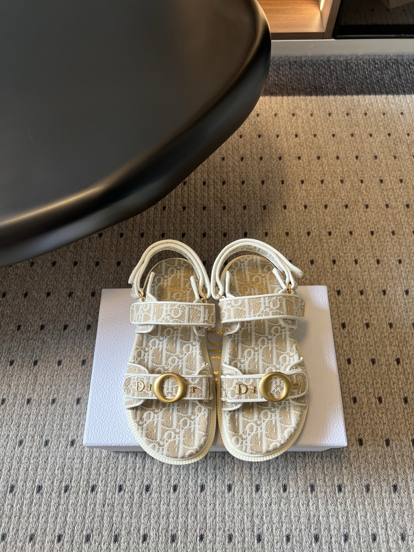 NO:818532,Top version Dior 26ss summer new presbyopic Velcro sandals. Classic presbyopic Velcro sandals are the representative of the brand's casual aesthetics. They are both recognizable and practical, and can easily adapt to various scenes in spring and summer. The shoe body is designed with the iconic presbyopia as the core, with double Velcro straps and metal buckles, which can not only adjust the tightness freely, but also cleverly combine retro brand elements with modern casual style, with a low-key and luxurious texture. The upper is customized with the original D letter.  Original D letter inside, original molded outsole, sizes 35-41 (customized sizes 40 and 41 are non-refundable), heel height 3cm, slippers, sandals, dior, sandals, slippers19860909顶级版本 Dior 26ss夏季新款老花魔术贴凉鞋 经典老花魔术贴凉鞋,是品牌休闲美学的代表之作,兼具辨识度与实用性,轻松适配春夏多种场景. 鞋身以标志性的老花为核心设计,搭配双魔术贴绑带与金属扣饰,既能自由调节松紧度,又将复古品牌元素与现代休闲风格巧妙融合,自带低调奢华的质感. 鞋面定制原版D字母 内里原版D字母 大底原版开模大底 size35-41码（40、41码定制不退换） 跟高3cm,拖鞋凉鞋,dior,sandals,slippers,Women's Shoes
