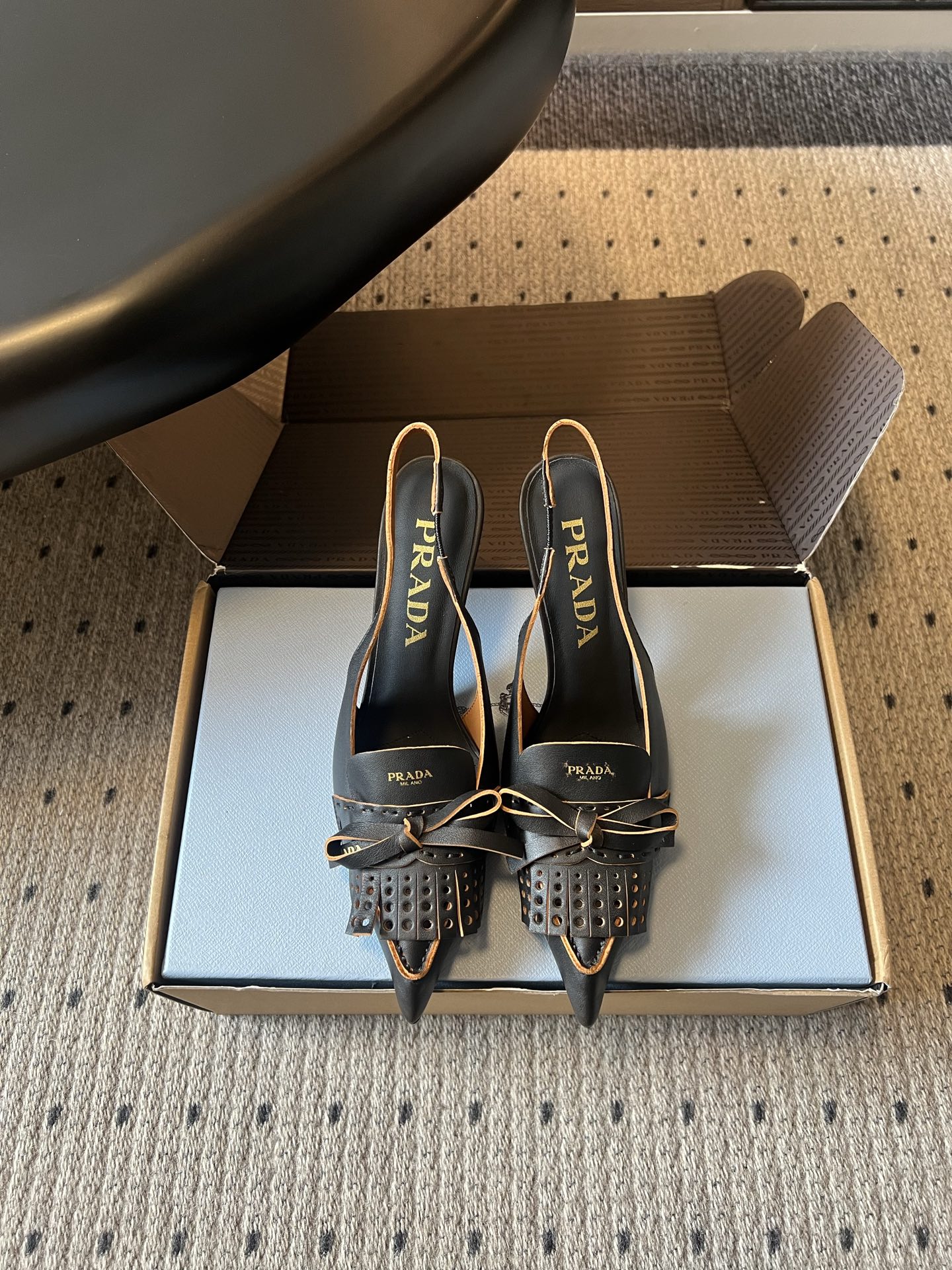 NO:819116,8.5cm PRAD*26ss summer new tassel bow pointed toe high heels with empty back. The delicate bow ribbon on the toe brings a sweet and cool contrast, breaking the stereotype of traditional pointed toe shoes. It can not only control the smart style of workplace commuting, but also adapt to the gentle style of daily dating. The pointed toe design effectively elongates the leg line, and the empty back strap design takes into account the convenience of putting on and taking off and the stability of walking. It is comfortable and does not wear on the feet, and there is no pressure when wearing it for a long time.  Upper cowhide, lining sheepskin, outsole Italian genuine leather outsole size 35-42 (customized sizes 40, 41, 42 are not returnable) Heel height 8.5cm, high heels sandals, prada, sandals, high heels, cowhide, sheepskin, Leather soles198609098.5cm PRAD*26ss夏季新款流苏蝴蝶结尖头后空高跟鞋 鞋头精致的蝴蝶结饰带,自带甜酷反差感,打破了传统尖头鞋的刻板印象,既能驾驭职场通勤的干练造型,也能适配日常约会的温柔风格. 尖头设计有效拉长腿部线条,后空带设计兼顾了穿脱的便利性与行走的稳定性,上脚舒适不磨脚,长时间穿着也无压力. 鞋面牛皮 内里羊皮 大底意大利真皮大底 size35-42码（40、41、42码定制不退换） 跟高8.5cm,高跟鞋凉鞋,prada,sandals,high heels,cowhide,sheepskin,Leather soles,Women's Shoes