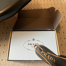 5.5cmPRAD*26ss夏季新款流苏蝴蝶结尖头后空高跟鞋鞋头的镂空流苏与精致蝴蝶结饰带,打破了传统尖 5.5cmPRAD*26ss夏季新款流苏蝴蝶结尖头后空高跟鞋鞋头的镂空流苏与精致蝴蝶结饰带,打破了传统尖