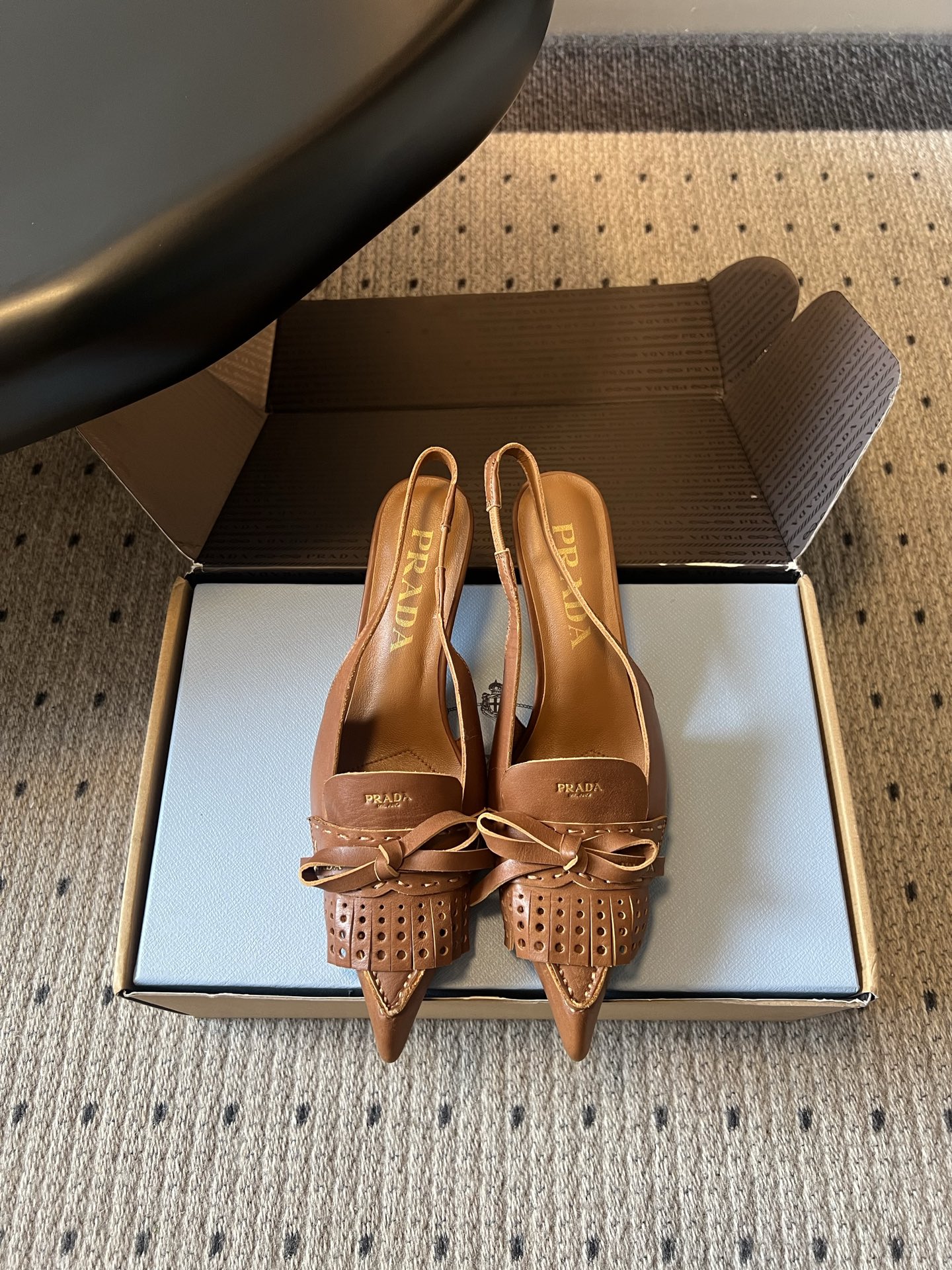 NO:819122,5.5cm PRAD*26ss new summer tassel bow pointed-toe high-heeled shoes. The hollow tassels and exquisite bow ribbons on the toe break the stereotype of traditional pointed-toe shoes. They have a sweet and cool contrast. They can not only control the smart style of commuting in the workplace, but also adapt to the gentle style of daily dating.  The pointed toe design effectively elongates the leg line, and the back strap design takes into account the convenience of putting on and taking off and the stability of walking. The upper foot is comfortable and does not grind the feet, and there is no pressure when wearing it for a long time. Upper cowhide, lining sheepskin, outsole Italian genuine leather outsole size 35-42 (customized sizes 40, 41, 42 are non-returnable) Heel height 5.5cm, high heels sandals, prada, sandals, high heels, cowhide, sheepskin, Leather soles198609095.5cm PRAD*26ss夏季新款流苏蝴蝶结尖头后空高跟鞋 鞋头的镂空流苏与精致蝴蝶结饰带,打破了传统尖头鞋的刻板印象,自带甜酷反差感,既能驾驭职场通勤的干练造型,也能适配日常约会的温柔风格. 尖头设计有效拉长腿部线条,后空带设计兼顾了穿脱的便利性与行走的稳定性,上脚舒适不磨脚,长时间穿着也无压力. 鞋面牛皮 内里羊皮 大底意大利真皮大底 size35-42码（40、41、42码定制不退换） 跟高5.5cm,高跟鞋凉鞋,prada,sandals,high heels,cowhide,sheepskin,Leather soles,Women's Shoes