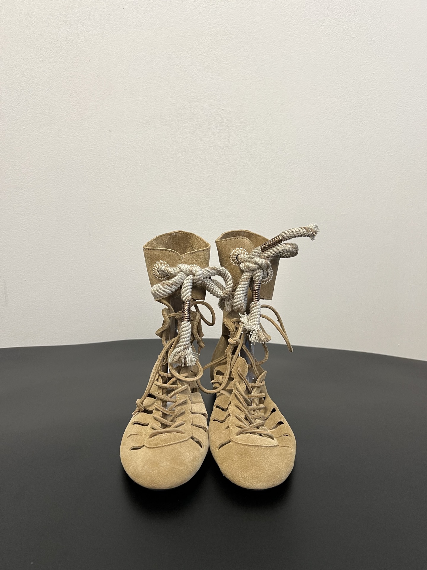 NO:819649,Isabel Maran*26ss new summer style French hollow strap flat short boots. The hollow cut is paired with cross straps to create a casual and uninhibited style. The braided fringed laces and totem embroidery details on the shoe body echo the brand's consistent bohemian aesthetics. The round toe flat version combines a retro feel with daily practicality, and the four low-saturated tones perfectly interpret the brand's relaxed and romantic temperament.  The hemp tassel laces have a hand-made texture, and the tightness can be adjusted according to preference. The hollow design of the shoe body combines breathability and design, and the low saturation color is highly adaptable. The upper is originally customized with high mercerized cow suede, and the lining is sheepskin. The outsole is made of Italian genuine leather. Size 35-40 (customized size 40 is non-returnable). Sandals, sandals, boots, sheepskin, Leather soles19860909Isabel Maran*26ss夏季新款法式镂空绑带平底短靴 镂空剪裁搭配交叉绑带,打造出随性不羁的风格.麻编流苏系带与鞋身图腾刺绣细节,呼应品牌一贯的波西米亚美学.圆头平底版型兼顾复古感与日常实用性,四种低饱和色调,完美诠释品牌的松弛浪漫气质. 麻编流苏系带自带手工质感,可根据喜好调节松紧度.鞋身镂空设计兼具透气性与设计感,低饱和色调适配度极高. 鞋面原版定制高丝光牛反绒 内里羊皮 大底意大利真皮大底 size35-40码（40码定制不退换）,凉鞋,sandals,boots,sheepskin,Leather soles,Women's Shoes