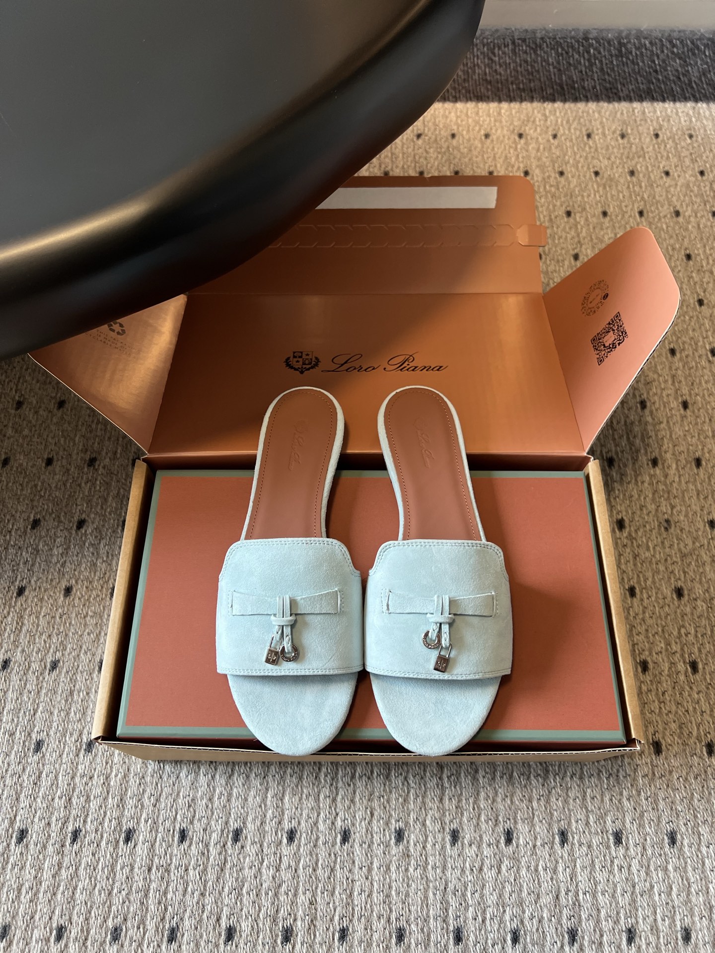 NO:818909,Loro Pian*LP's new summer lock flat-soled Mule sandals are designed with the brand's iconic metal lock as the soul, with a neat one-line silhouette and a rounded toe. There is no unnecessary complicated design, but it has an effortless noble atmosphere. The soft tones available in multiple colors are suitable for different wearing scenarios, and can be easily held in place from daily commuting to casual outings.  Paired with the built-in loose buff, paired with drapey wide-leg pants, you can wear a casual French laziness, paired with a simple dress, you can instantly become gentle and elegant, and even paired with denim items, you can create unexpected fashion sparks. Upper Yangjing cowhide lining Italian genuine leather outsole size 35-41 (customized sizes 40 and 41 are non-refundable), slippers, loro piana, loro  piana,slippers,skirts,cowhide,sheep,Leather soles19860909Loro Pian*LP夏季新款锁扣平底穆勒凉拖 以品牌标志性的金属锁扣为灵魂设计,利落的一字带廓形搭配圆润鞋头,没有多余繁杂设计,却自带不费力的贵气氛围.多色可选的柔和色调适配不同穿搭场景,从日常通勤到休闲出街,都能轻松hold住. 搭配上自带的松弛buff,搭配垂感阔腿裤能穿出随性的法式慵懒感,搭配简约连衣裙又能秒变温柔气质挂,甚至搭配牛仔单品也能碰撞出意想不到的时髦火花. 鞋面羊京 内里牛皮 大底意大利真皮大底 size35-41码（40、41码定制不退换）,拖鞋,loro piana,loro piana,slippers,skirts,cowhide,sheep,Leather soles,Women's Shoes