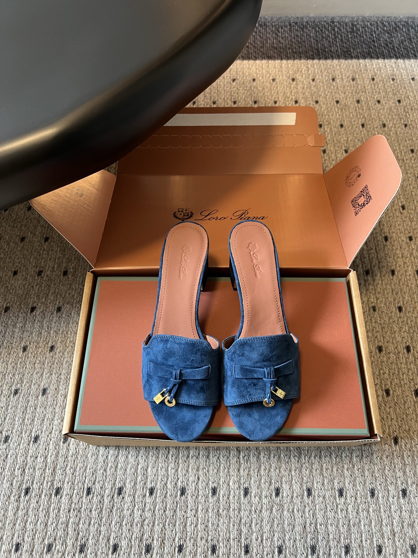 NO:818918,Loro Pian*LP's new summer lock-lock thick-heeled Mule half-slip sandals feature the brand's iconic metal lock buckle as the finishing touch. They have a neat straight-line silhouette and a rounded toe. There is no unnecessary complicated design, but it has an effortless noble atmosphere. A variety of pastel colors are suitable for different wearing scenarios. Whether it is daily commuting or casual outings, you can easily hold it.  Paired with the built-in loose buff, paired with drapey wide-leg pants, you can wear a casual French laziness, paired with a simple dress, you can instantly become gentle and elegant, and even paired with denim items, you can create unexpected fashion sparks. Upper Yangjing cowhide lining Italian genuine leather outsole size 35-41 (customized sizes 40 and 41 are non-refundable) Heel height 6cm, slippers, loro piana, loro  piana,sandals,slippers,skirts,cowhide,sheep,Leather soles19860909Loro Pian*LP夏季新款锁扣粗跟穆勒半拖凉鞋 以品牌标志性的金属锁扣为点睛之笔,利落的一字带廓形搭配圆润的鞋头,没有多余的繁杂设计,却自带不费力的贵气氛围.多种柔和色调适配不同穿搭场景,无论是日常通勤还是休闲出街,都能轻松hold住. 搭配上自带的松弛buff,搭配垂感阔腿裤能穿出随性的法式慵懒感,搭配简约连衣裙又能秒变温柔气质挂,甚至搭配牛仔单品也能碰撞出意想不到的时髦火花. 鞋面羊京 内里牛皮 大底意大利真皮大底 size35-41码（40、41码定制不退换） 跟高6cm,拖鞋,loro piana,loro piana,sandals,slippers,skirts,cowhide,sheep,Leather soles,Women's Shoes