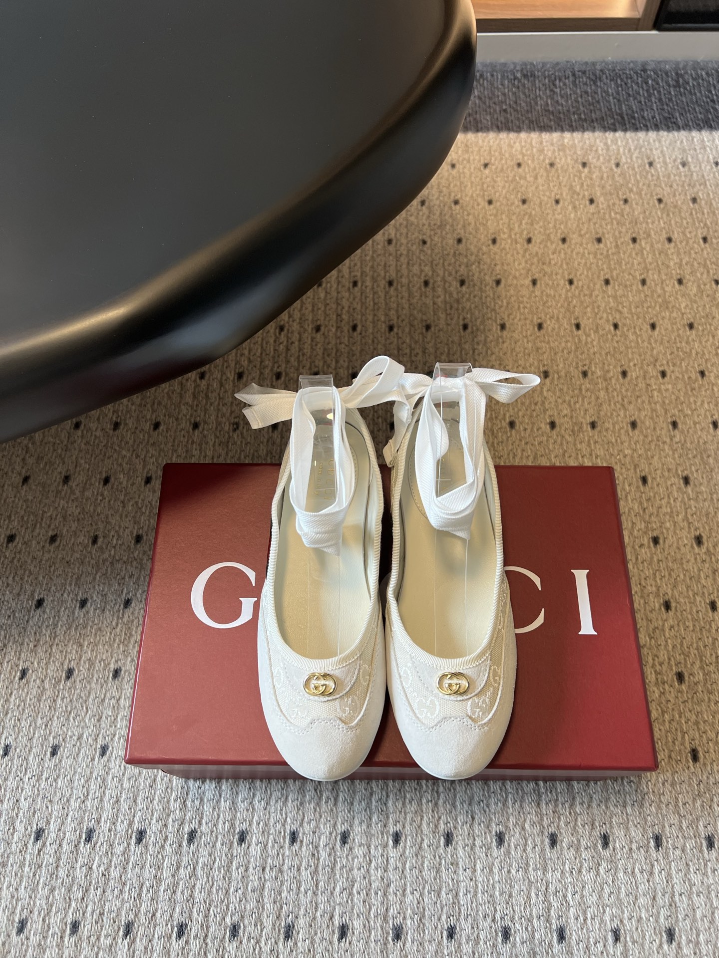 NO:819316,The top-quality GUCC*26ss new summer strappy ballet flats are designed based on the classic round toe silhouette, with soft lines that fit the curve of the foot. The satin straps at the ankle can be tied into a bow, which combines style and softness. The double G metal logo on the toe is paired with side webbing details to convey brand recognition in a low-key manner and is suitable for different styles of wearing scenes.  The matching is extremely adaptable. It can be paired with a dress to create a gentle and sweet look. It can be paired with straight pants or wide-leg pants to create a retro relaxed feeling. It can be worn with mid-calf socks or barefoot to have different charms. It can be easily controlled whether it is daily commuting or dating. Original custom-made cloth/sheepskin for the upper. Original open-molded outsole for size 35-40 (40 size customization is non-returnable), ballet shoes, gucci, flats, skirts, cowhide, sheepskin19860909顶级品质 GUCC*26ss夏季新款绑带芭蕾平底鞋 设计上以经典圆头廓形为基础,线条柔和贴合足部曲线,脚踝处的缎面绑带可系成蝴蝶结,兼具造型感与柔美元素.鞋头的双G金属标识搭配侧边织带细节,低调传递品牌辨识度,适配不同风格的穿搭场景. 搭配上适配性极强,搭配连衣裙可打造温柔甜美的造型,搭配直筒裤或阔腿裤又能演绎复古松弛感,搭配中筒袜或光脚穿着都有不同韵味,无论是日常通勤还是约会出行都能轻松驾驭. 鞋面原版定制布/羊皮 内里牛皮 大底原版开模大底 size35-40码（40码定制不退换）,芭蕾舞鞋,gucci,flats,skirts,cowhide,sheepskin,Women's Shoes