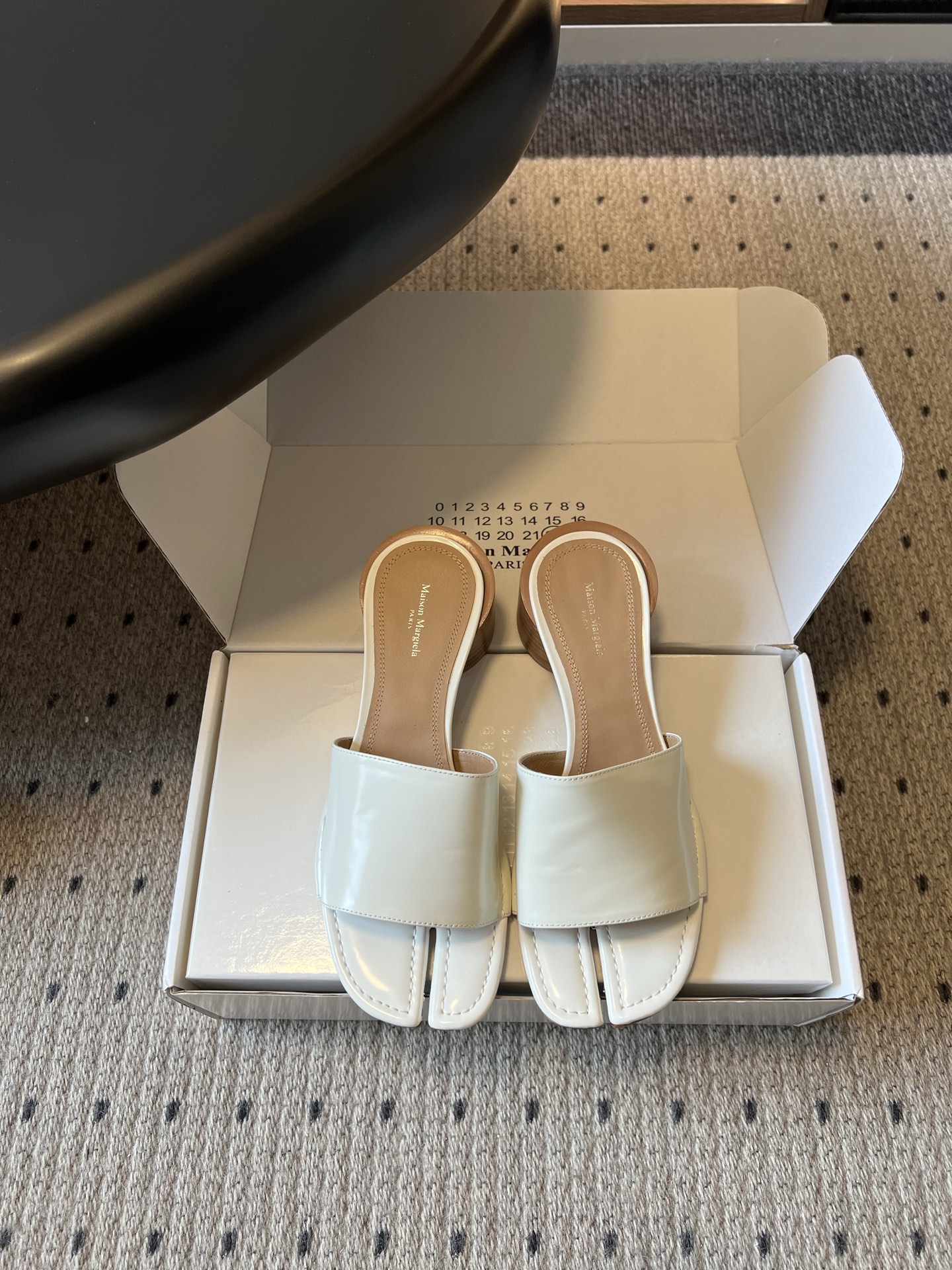 NO:819268,Top-quality Maison Margiel*Tabi new summer split-toe low-heeled sandals. This split-toe sandal takes the brand's iconic split-toe design as its soul. It cleverly combines avant-garde deconstructed aesthetics with daily practicality, and has a recognizable artistic temperament. It is highly compatible with matching, whether it is paired with simple jeans, neat suit pants, or retro-style skirts, it can be easily adapted. The highly recognizable design injects a unique avant-garde texture into the outfit. Upper Sheepskin Lining Sheepskin  Outsole Genuine leather outsole Size 35-41 (customized sizes 40 and 41 are not returnable) Heel height 4.5cm, slippers, slippers, skirts, jeans, business suit, sheepskin, Leather soles19860909顶级品质 Maison Margiel*Tabi夏季新款分趾低跟凉拖 这款分趾凉拖,以品牌标志性的分趾设计为灵魂,将先锋解构美学与日常实穿性巧妙融合,自带辨识度拉满的艺术气质. 它的搭配兼容性极强,无论是搭配简约牛仔裤、利落西装裤,还是复古风裙装,都能轻松适配,用极具辨识度的设计为穿搭注入独特的先锋质感. 鞋面羊皮 内里羊皮 大底真皮大底 size35-41码（40、41码定制不退换） 跟高4.5cm,拖鞋,slippers,skirts,jeans,business suit,sheepskin,Leather soles,Women's Shoes
