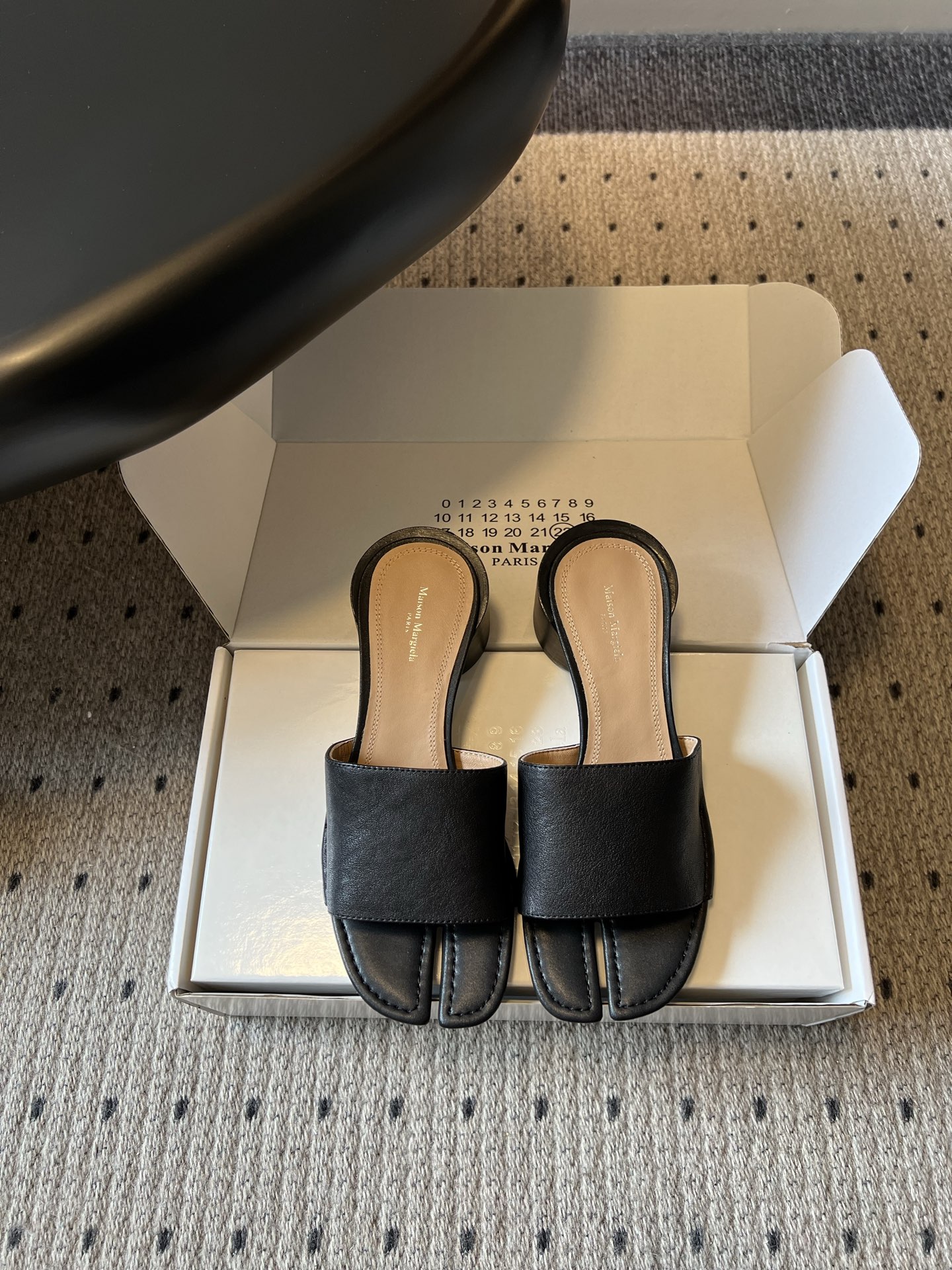 NO:818839,Maison Margiel*Tabi's new summer split-toe low-heeled sandals. This split-toe sandal takes the brand's iconic split-toe design as its soul. It cleverly blends avant-garde deconstructed aesthetics with daily practicality, and has a recognizable artistic temperament. It is highly compatible with matching, whether it is paired with simple jeans, neat suit pants, or retro-style skirts, it can be easily adapted. The highly recognizable design injects a unique avant-garde texture into the outfit. Upper Sheepskin Lining Sheepskin  Outsole Genuine leather outsole Heel height 4.5cm Size 35/41 (40.41 customized, non-refundable and non-exchangeable), slippers, slippers, skirts, jeans, business suit, sheepskin, Leather soles19860909Maison Margiel*Tabi夏季新款分趾低跟凉拖 这款分趾凉拖,以品牌标志性的分趾设计为灵魂,将先锋解构美学与日常实穿性巧妙融合,自带辨识度拉满的艺术气质. 它的搭配兼容性极强,无论是搭配简约牛仔裤、利落西装裤,还是复古风裙装,都能轻松适配,用极具辨识度的设计为穿搭注入独特的先锋质感. 鞋面羊皮 内里羊皮 大底真皮大底 跟高4.5cm 码数35/41（40.41定做不退不换）,拖鞋,slippers,skirts,jeans,business suit,sheepskin,Leather soles,Women's Shoes