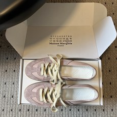 Maison Margiel*26ss夏季新款芭蕾德训鞋这款芭蕾风德训鞋,以品牌标志性的柔美元素为基底, Maison Margiel*26ss夏季新款芭蕾德训鞋这款芭蕾风德训鞋,以品牌标志性的柔美元素为基底,