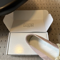 Maison Margiel*26ss夏季新款芭蕾德训鞋这款芭蕾风德训鞋,以品牌标志性的柔美元素为基底, Maison Margiel*26ss夏季新款芭蕾德训鞋这款芭蕾风德训鞋,以品牌标志性的柔美元素为基底,