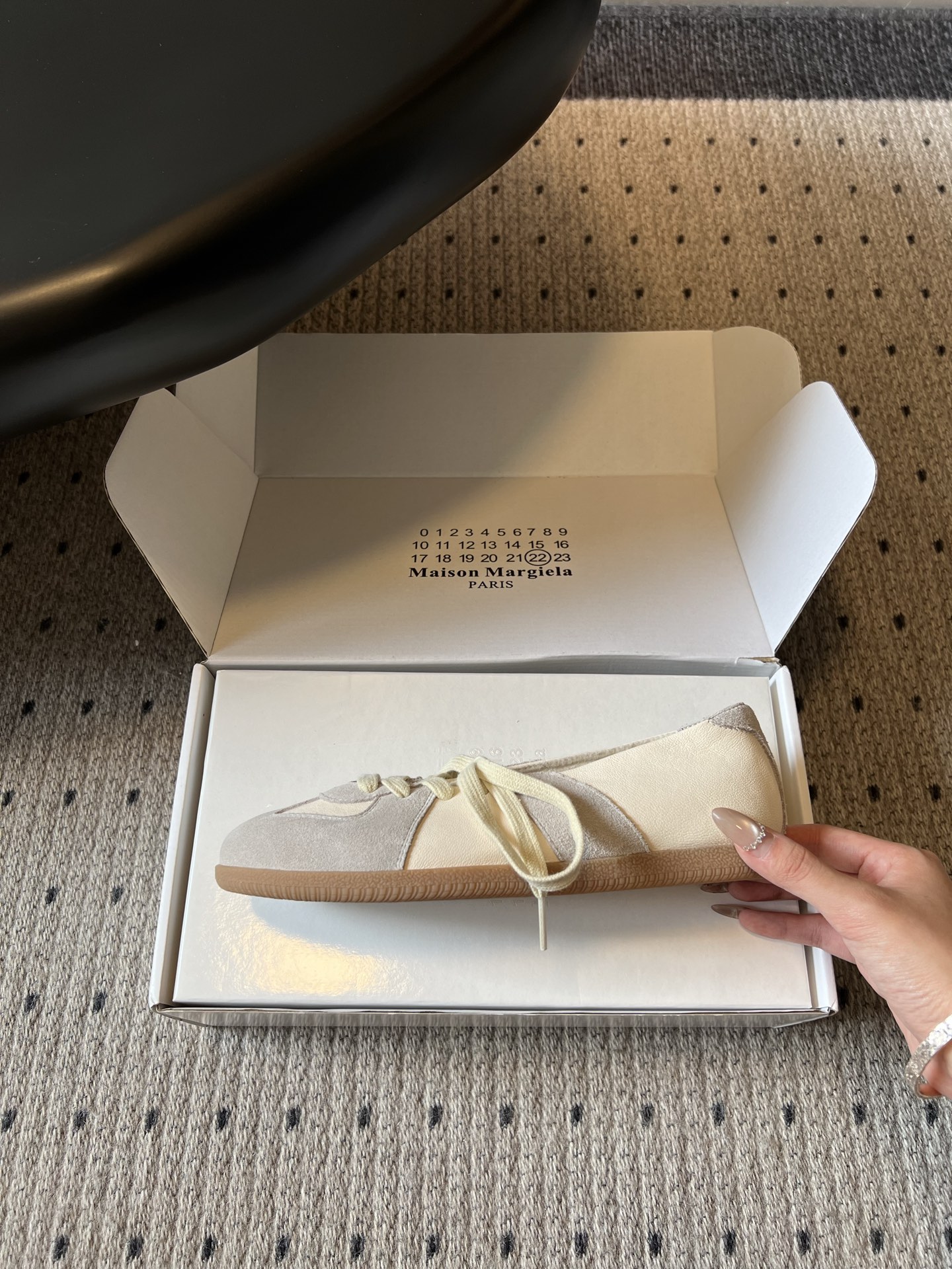 Maison Margiel*26ss夏季新款芭蕾德训鞋这款芭蕾风德训鞋，以品牌标志性的柔美元素为基底，