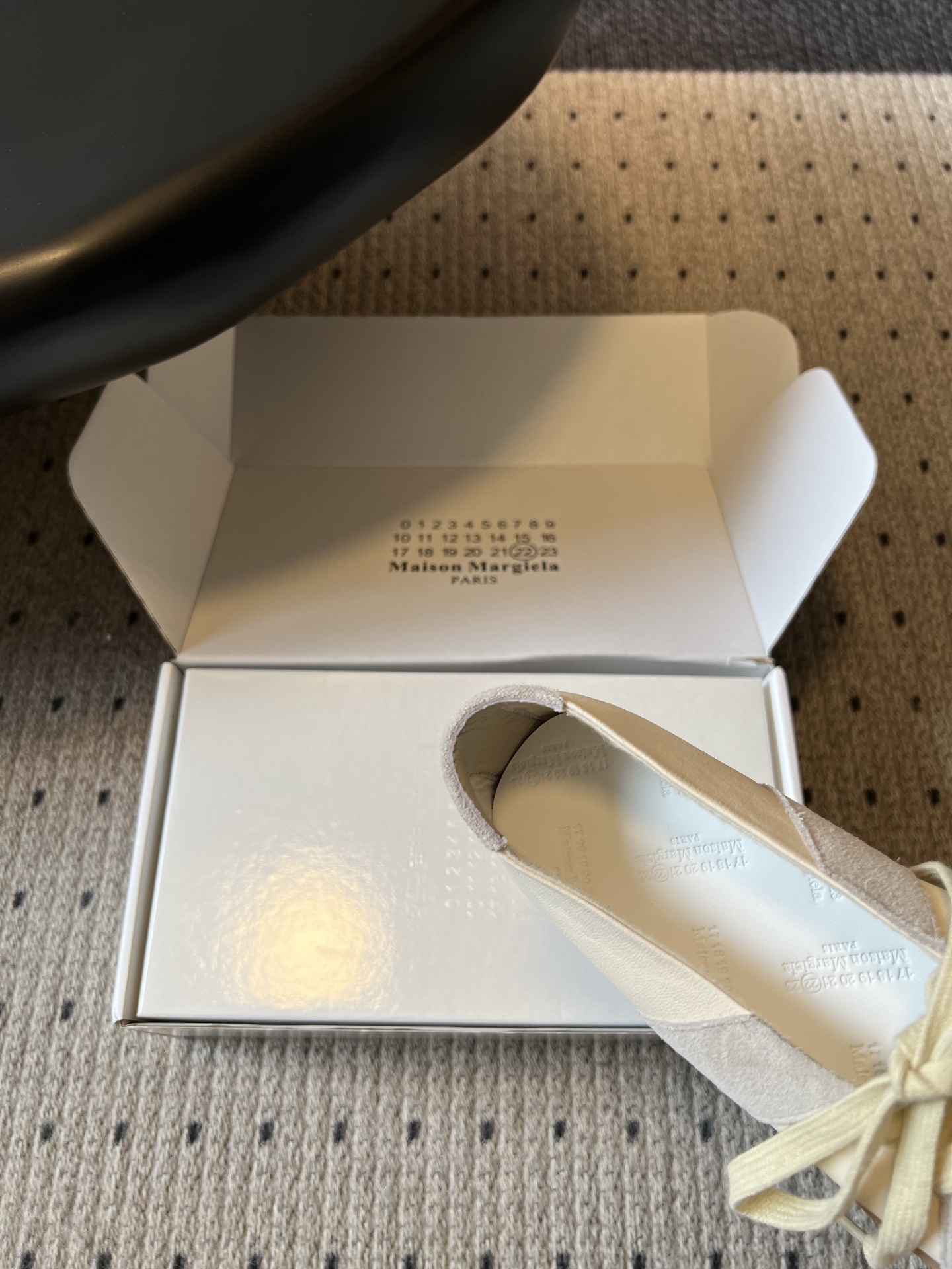 Maison Margiel*26ss夏季新款芭蕾德训鞋这款芭蕾风德训鞋，以品牌标志性的柔美元素为基底，