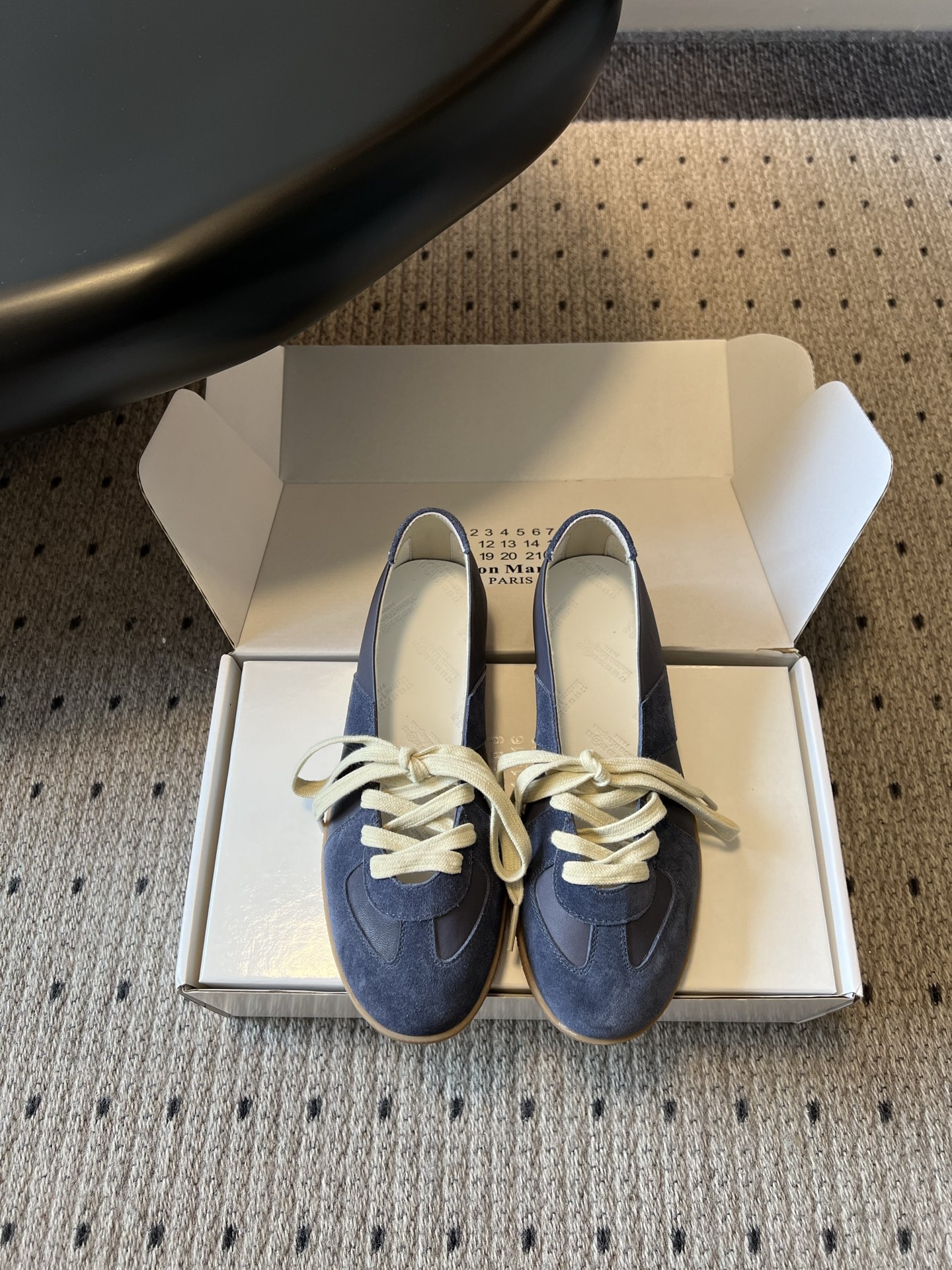 NO:819106,Maison Margiel*26ss new summer ballet training shoes. This ballet-style training shoe is based on the brand's iconic soft elements. It cleverly combines the retro training shoe shape with the light lines of ballet shoes, and has a relaxed and high-end atmosphere. It is suitable for a variety of styles, whether it is worn with casual jeans, commuter suit pants, or gentle skirts, it can be easily managed, injecting just the right sense of sophistication into the look. Upper sheepskin/cow suede lining sheepskin  Outsole original molded outsole size 35-41 (customized sizes 40 and 41 are not returnable), ballet shoes, skirts, business suit, sheepskin19860909Maison Margiel*26ss夏季新款芭蕾德训鞋 这款芭蕾风德训鞋,以品牌标志性的柔美元素为基底,将复古德训鞋型与芭蕾鞋的轻盈线条巧妙融合,自带松弛又高级的氛围感. 搭配上它适配多种风格,无论是日常搭配休闲牛仔、通勤西装裤,还是搭配温柔裙装,都能轻松驾驭,为造型注入一抹恰到好处的精致感. 鞋面羊皮/牛反绒 内里羊皮 大底原版开模大底 size35-41码（40、41码定制不退换）,芭蕾舞鞋,skirts,business suit,sheepskin,Women's Shoes