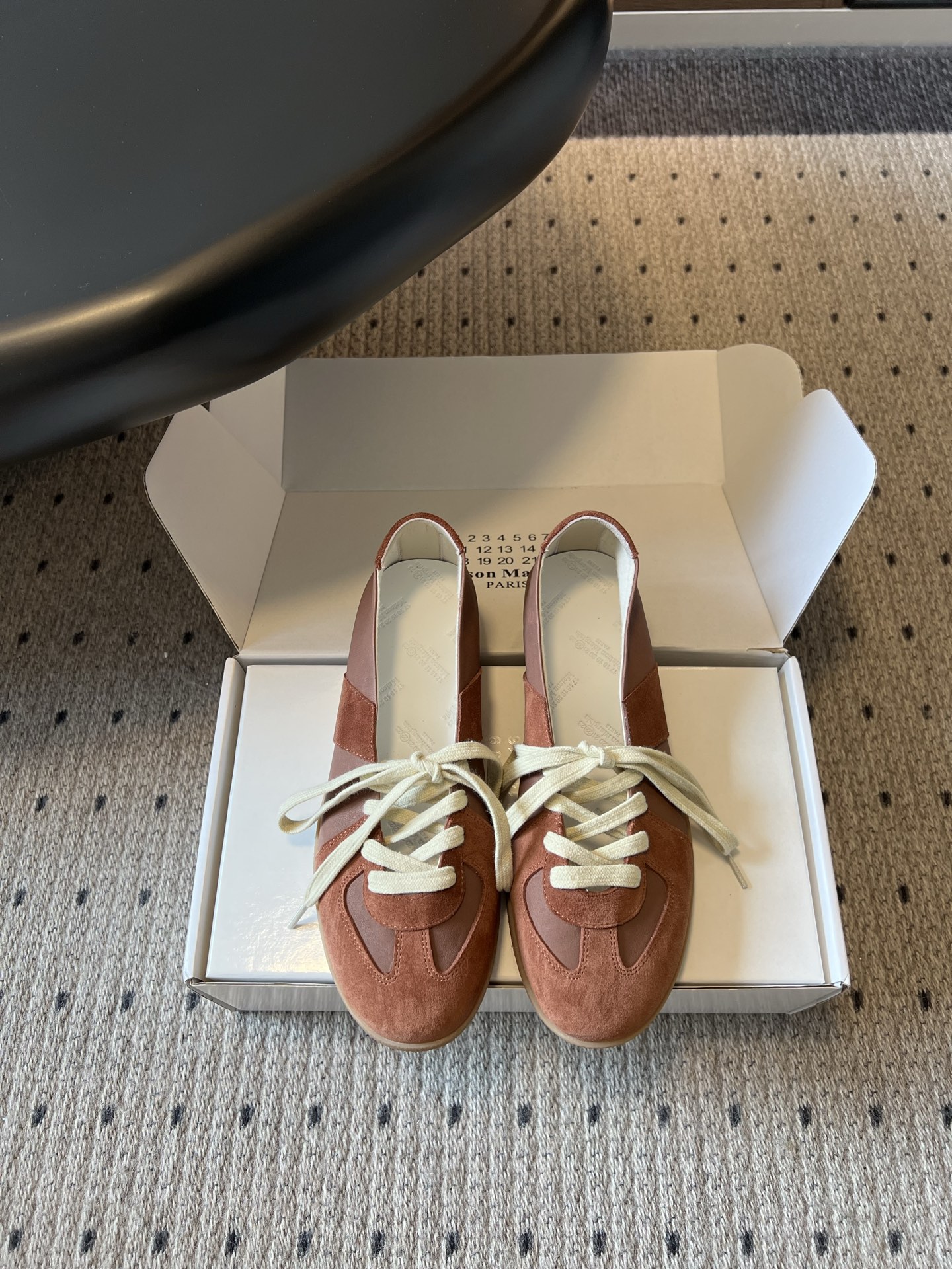 NO:819111,Maison Margiel*26ss new summer ballet training shoes. This ballet-style training shoe is based on the brand's iconic soft elements. It cleverly combines the retro training shoe shape with the light lines of ballet shoes, and has a relaxed and high-end atmosphere. It is suitable for a variety of styles, whether it is worn with casual jeans, commuter suit pants, or gentle skirts, it can be easily managed, injecting just the right sense of sophistication into the look. Upper sheepskin/cow suede lining sheepskin  Outsole original molded outsole size 35-41 (customized sizes 40 and 41 are not returnable), ballet shoes, skirts, business suit, sheepskin19860909Maison Margiel*26ss夏季新款芭蕾德训鞋 这款芭蕾风德训鞋,以品牌标志性的柔美元素为基底,将复古德训鞋型与芭蕾鞋的轻盈线条巧妙融合,自带松弛又高级的氛围感. 搭配上它适配多种风格,无论是日常搭配休闲牛仔、通勤西装裤,还是搭配温柔裙装,都能轻松驾驭,为造型注入一抹恰到好处的精致感. 鞋面羊皮/牛反绒 内里羊皮 大底原版开模大底 size35-41码（40、41码定制不退换）,芭蕾舞鞋,skirts,business suit,sheepskin,Women's Shoes